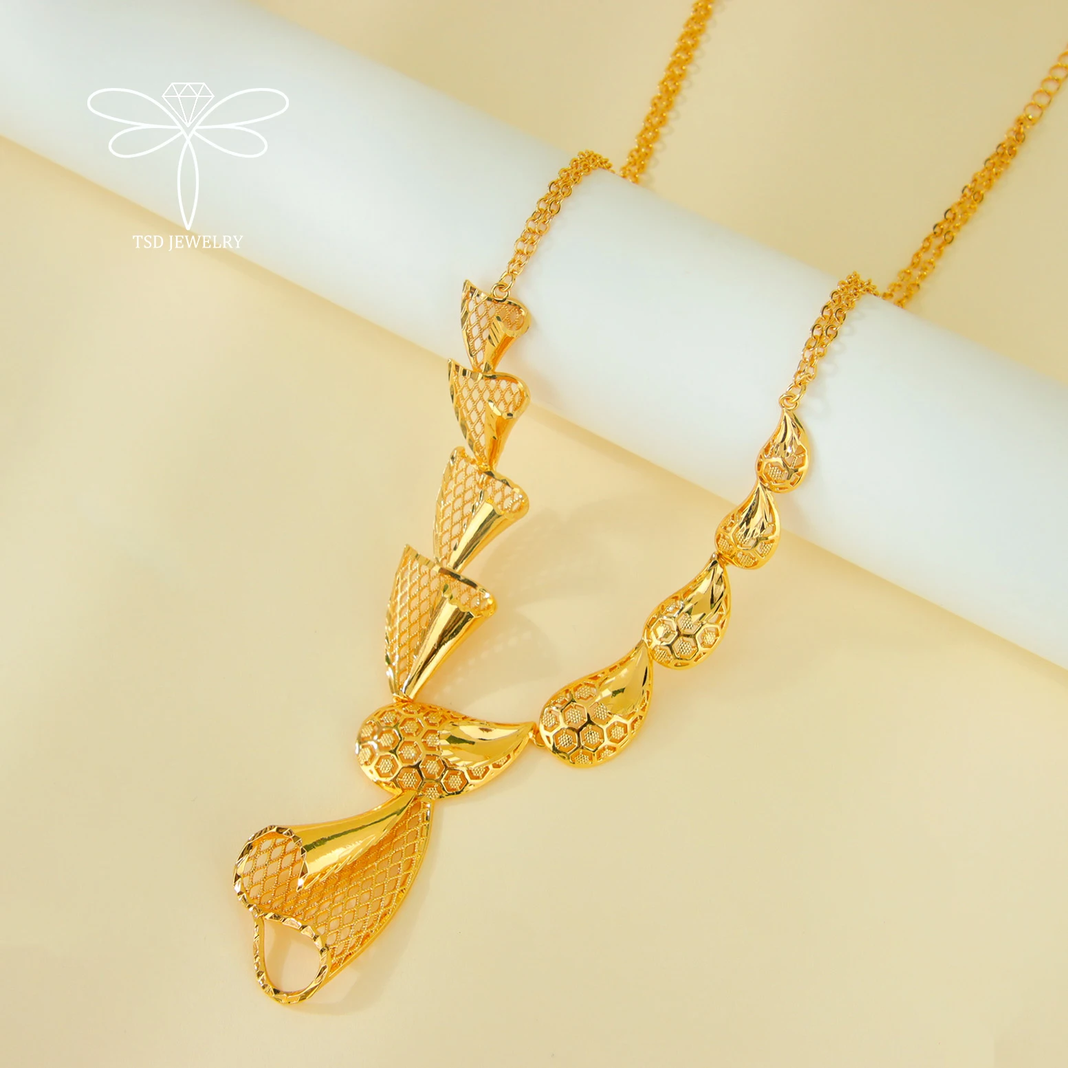 Dubai Premium vergoldetes Schmuckset, 21 Karat vergoldet, arabische Brauthalskette, Armband, Ohrringe, marokkanische Damen-Vintage-Schmuck – Detail 7