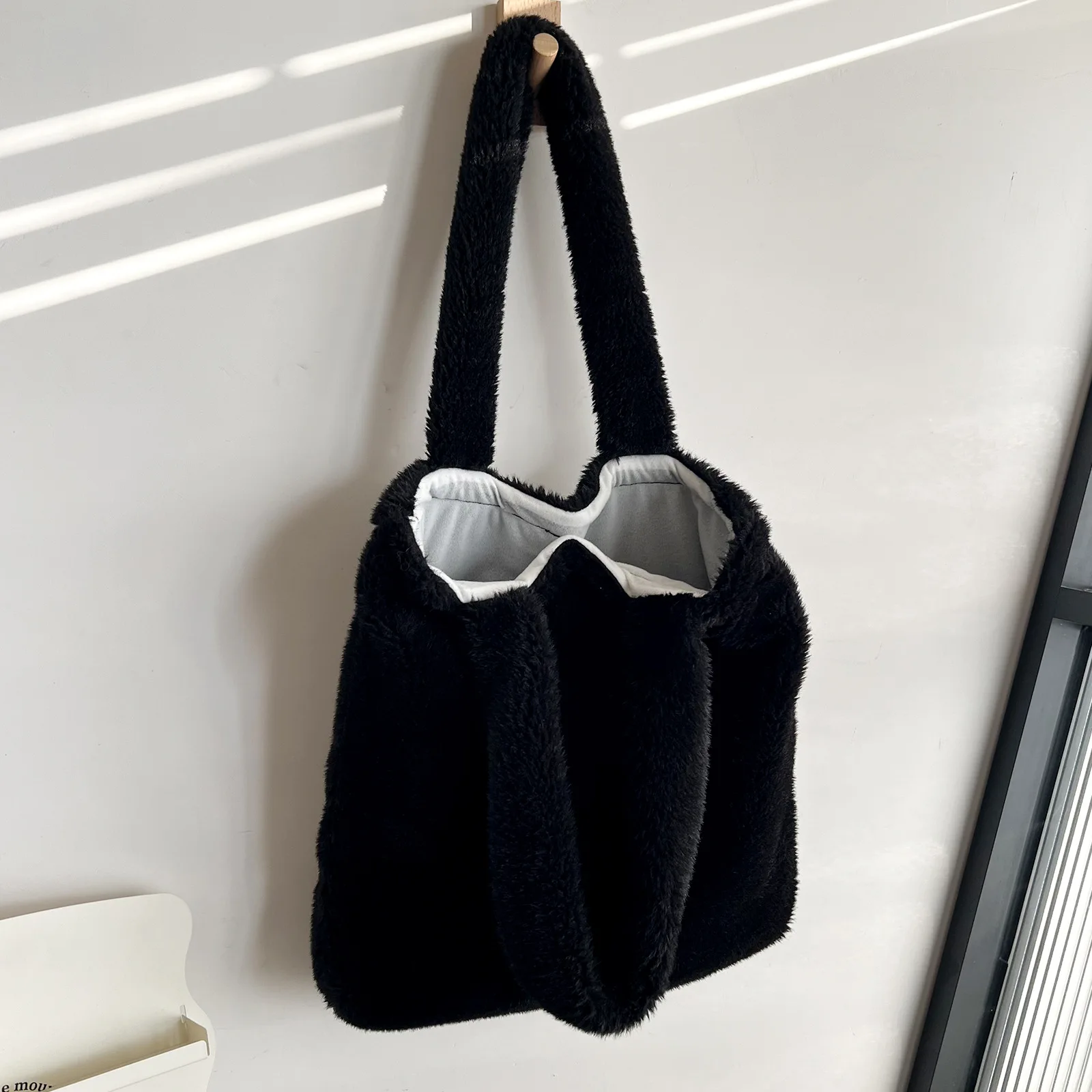 Women's Imitation Lamb Wool Tote Bag Large Capacity Solid Color Shoulder Bag Zipper Opening Suitable for Autumn and Winter Plush view 3