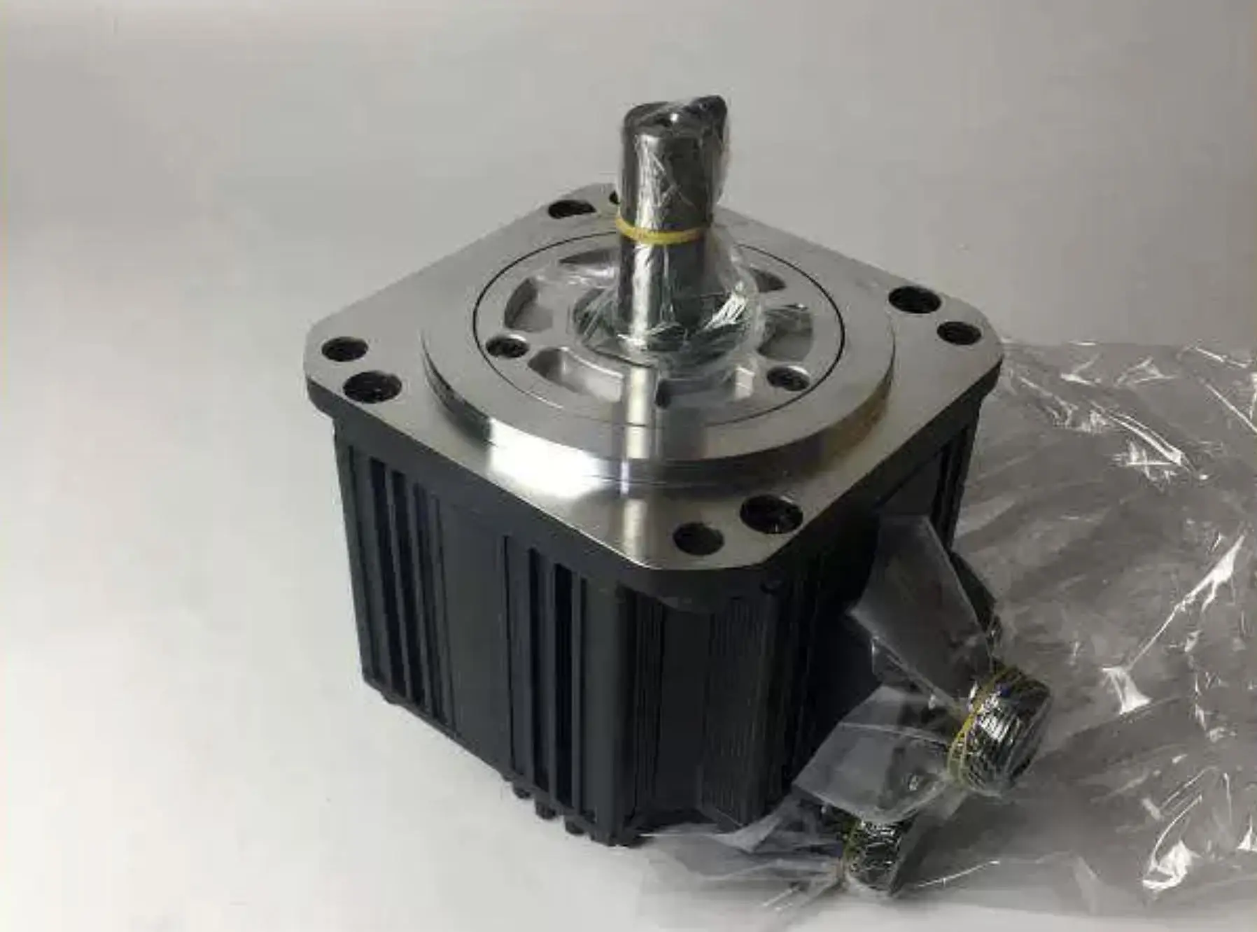 

GYG102CC2-T2G 99% новый и оригинальный в упаковке, серводвигатель, аксессуары для инструментов