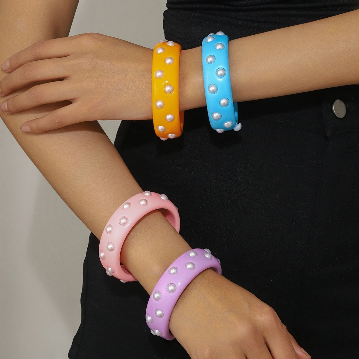 Ретро красочные милые браслеты-манжеты для женщин, модные украшения, акриловый браслет с подвеской, браслет с инкрустацией жемчугом для девочек, подарок на вечеринку Ретро красочные милые браслеты-манжеты для женщин, модные украшения, акриловый браслет с подвеской, браслет с инкрустацией жемчугом для девочек, подарок на вечеринку