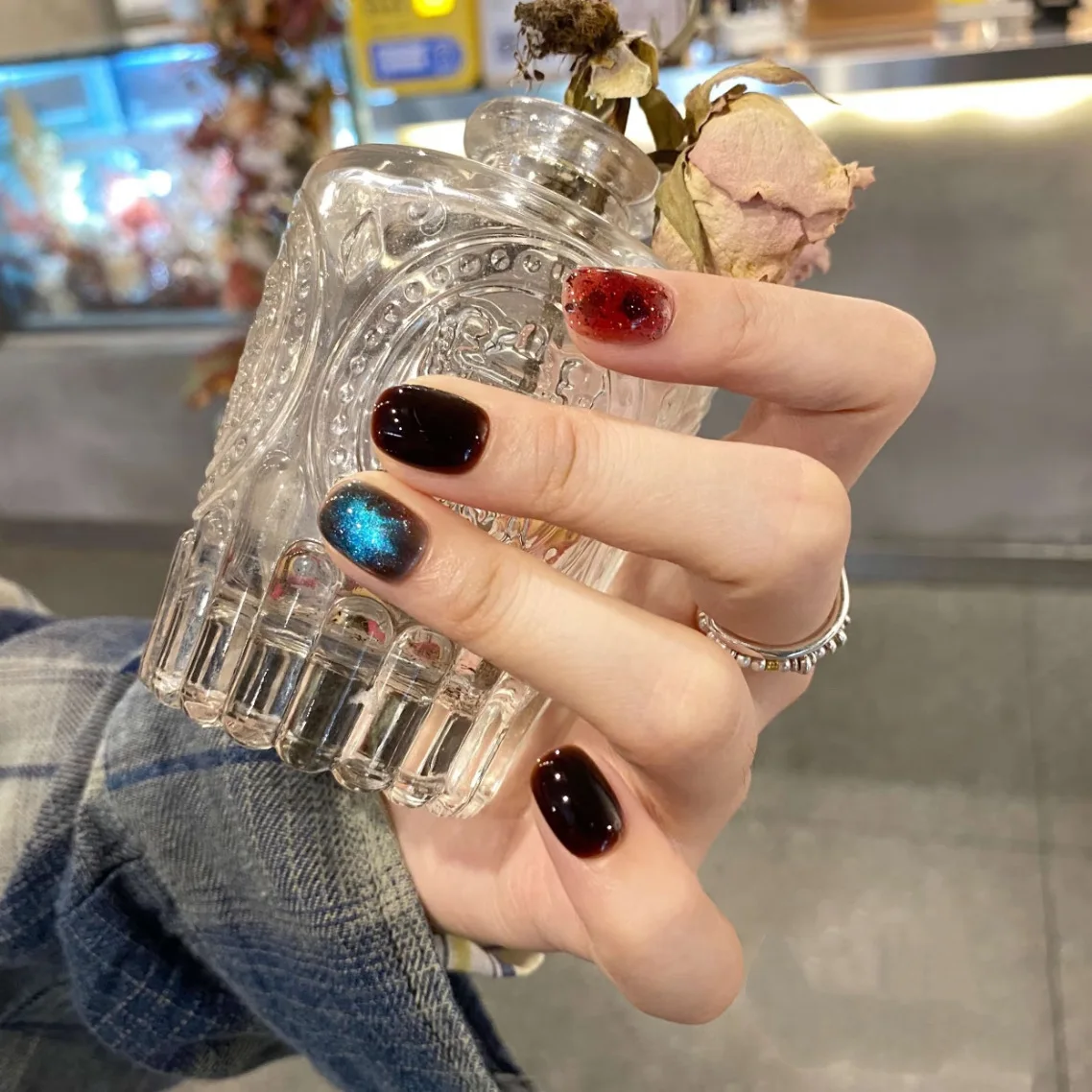 

10pcs Short Fake Nails with Red Ombre Amber Blue Cat's Eye Full Coverage Press-on Nail Stickers Suitable for Women and Girls