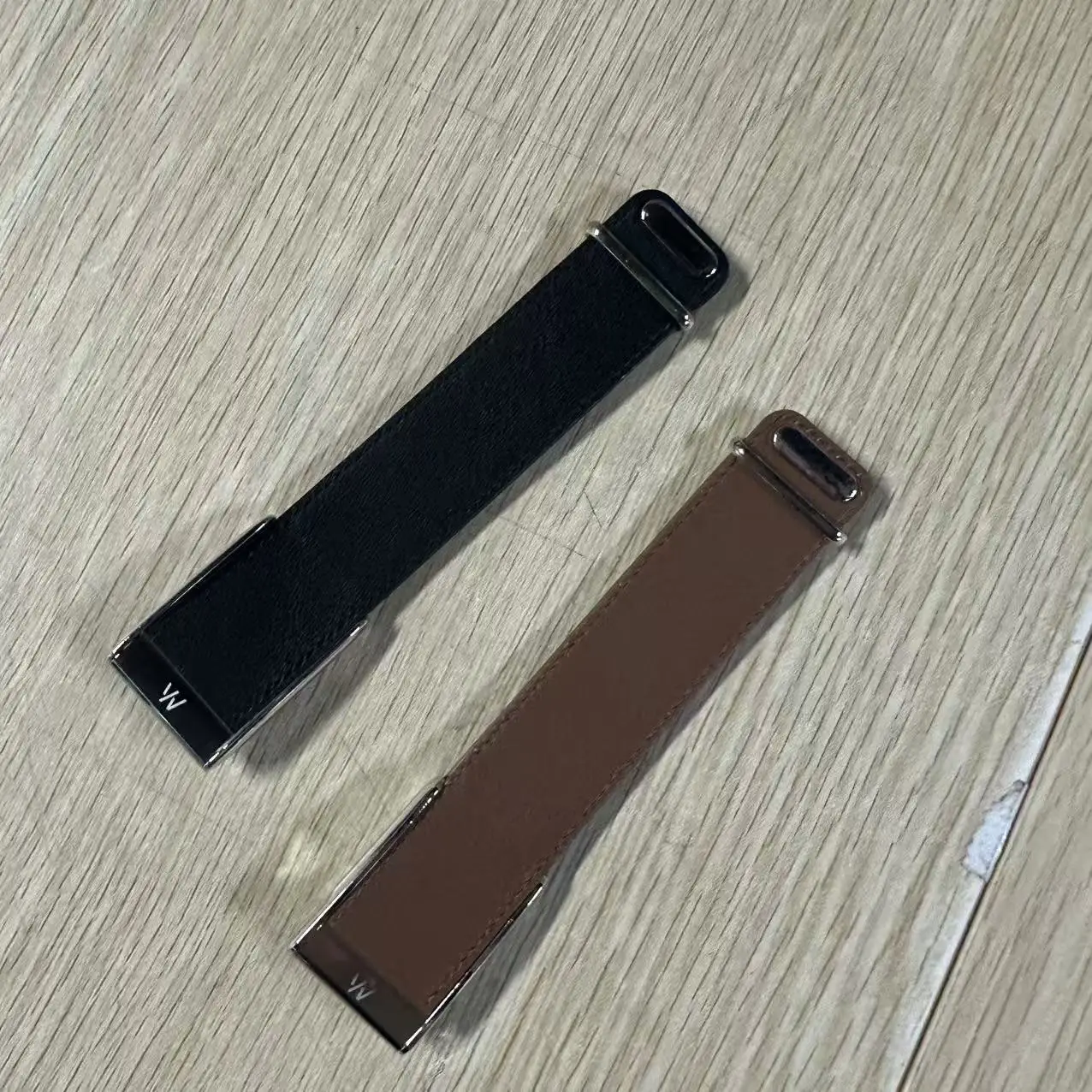 Compatible with Whoop 5.0 MG Straps, Featuring a Top-layer Cowhide Leather Buckle Strap with a Bright Silver Metal U-shape Band