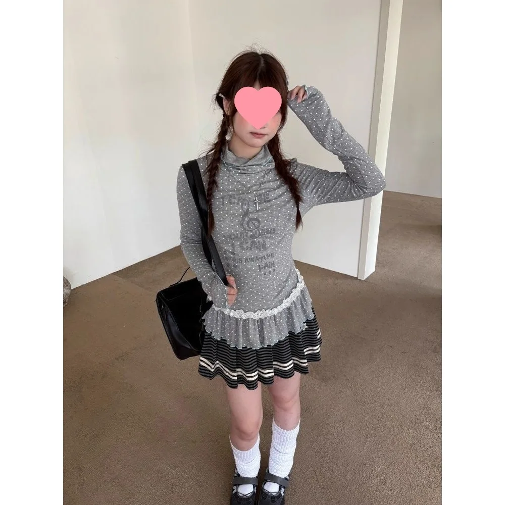 

Женская серая блузка в горошек с длинным рукавом, с принтом-надписью, кружевным подолом-пеплум, в стиле Y2K, милая, приталенная, для повседневной носки