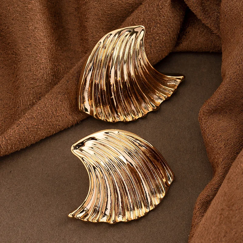 

Fashionable exaggerated personality shell texture earrings niche light luxury exquisite fashionable high-end commuter earrings