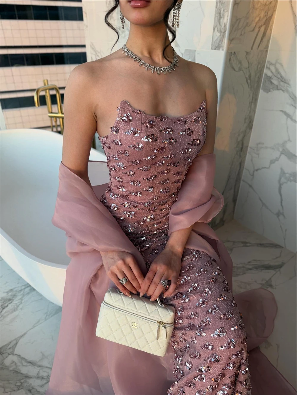 ชุดราตรีผ้าออร์แกนซ่าสีชมพูหรูหราแบบสั่งตัด ดีไซน์เรียบง่าย คอวี แขนกุด แบบเซเลบริตี้ ชุดค็อกเทลทรงตรงประดับเลื่อมสุดเซ็กซี่