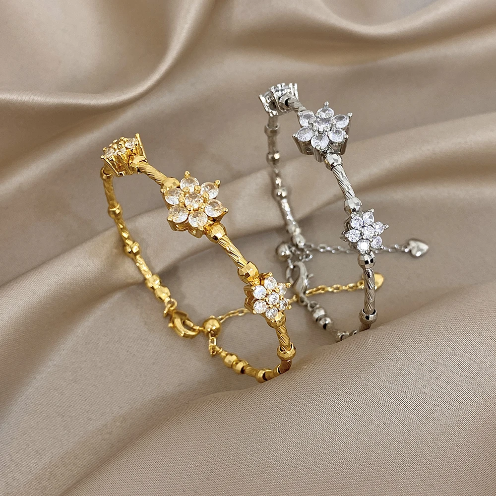 Greatera Glitzerndes Schneeflocken-Vierblättriges Kleeblatt-Armband Einzigartiges Strass-Intarsien-Design Glänzend Vergoldetes Damen-Armreif für Hochzeiten