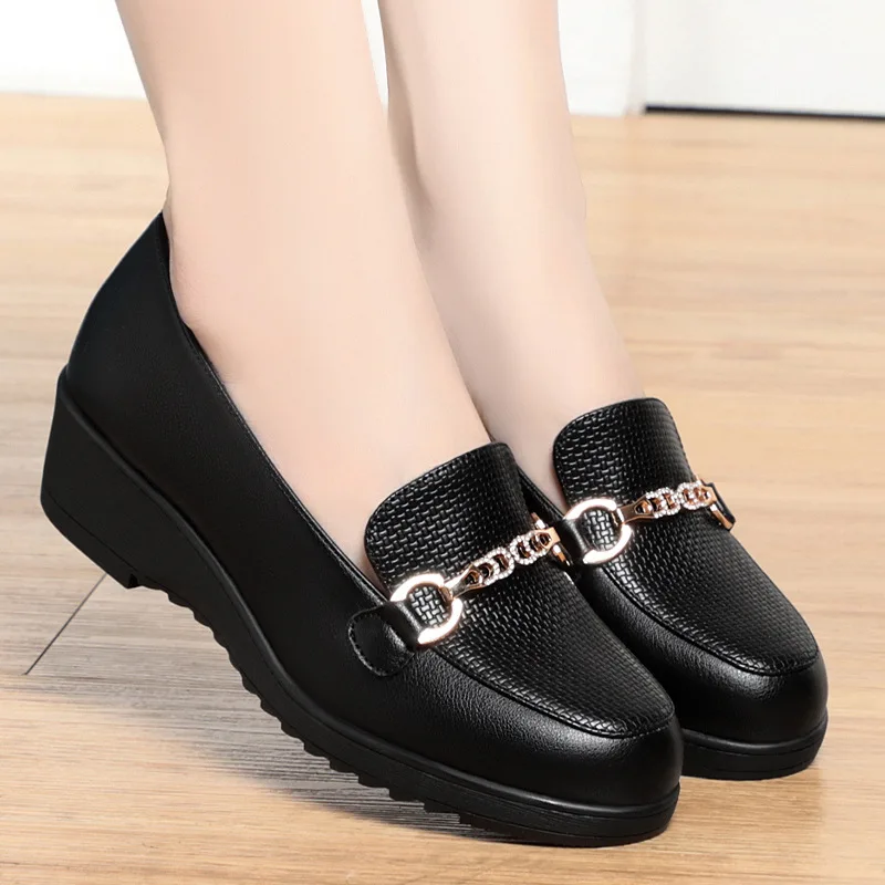 

2025 Spring/Autumn Women Pumps Comfortable Soft-Soled Wedge Heel Single Shoes Slip-on Moccasins Casual Leather Shoes for Mother