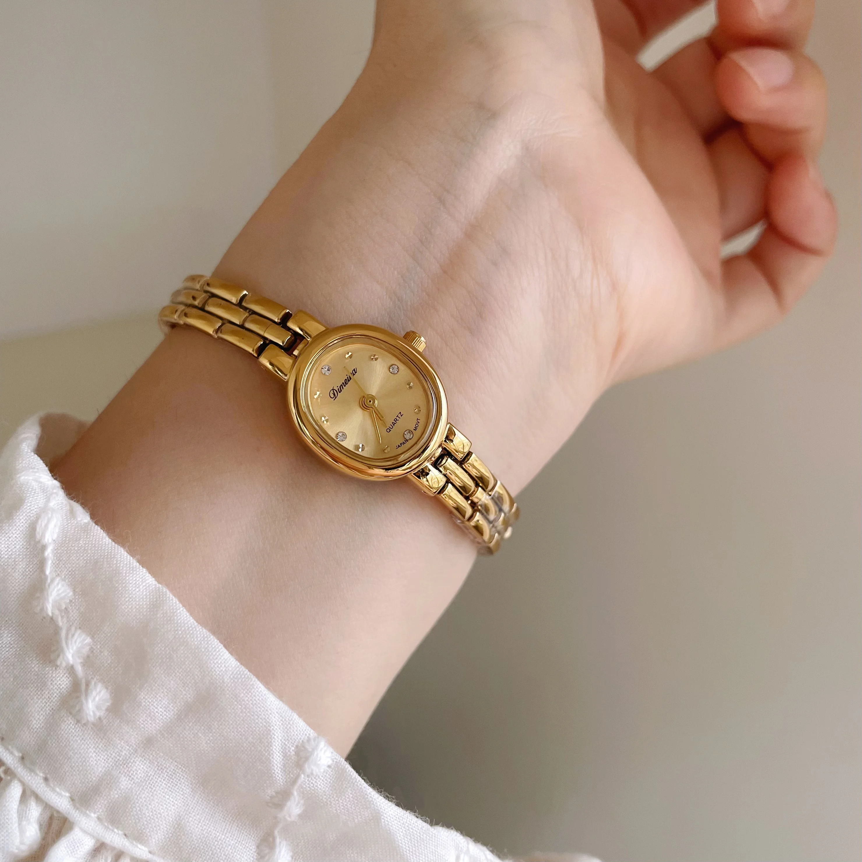 Mini gold watch with a small oval dialvintage style exquisite women's watchfashionable quartz watchhighquality luxury wristwatch