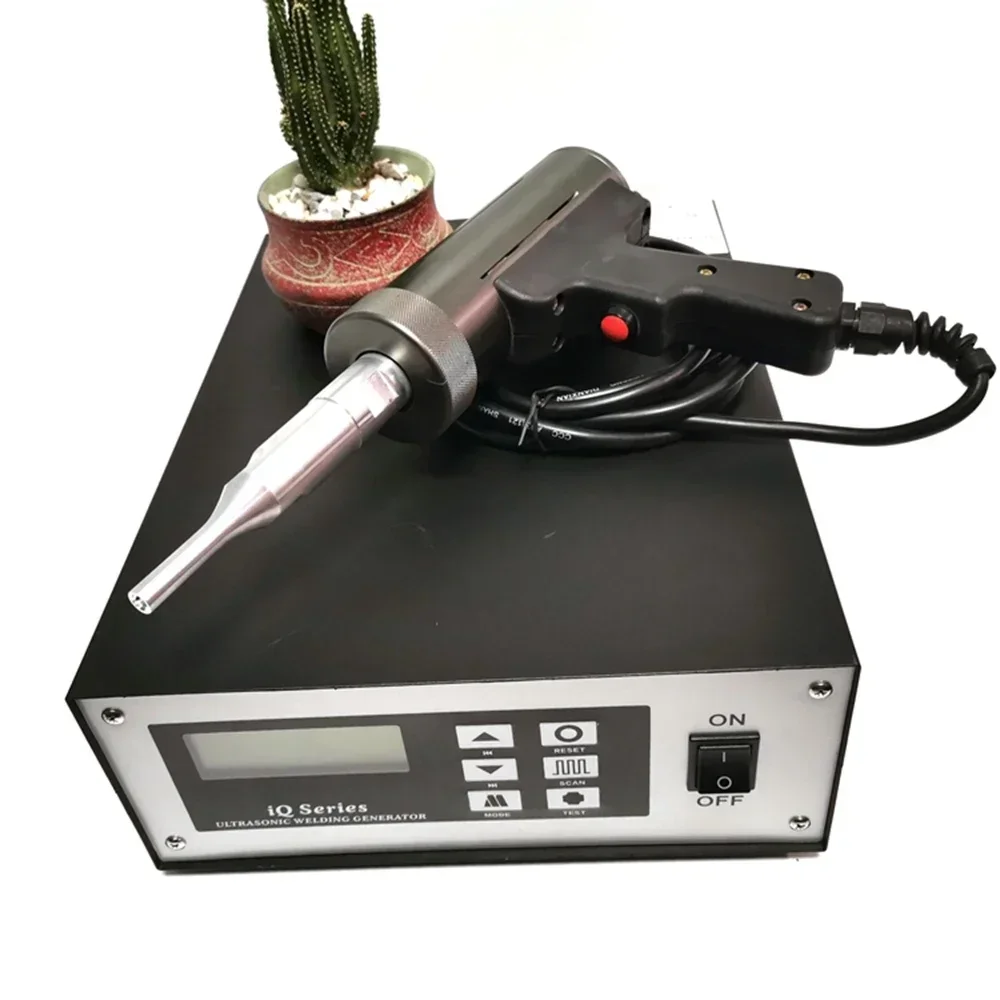35 kHz 500 W kleine Ultraschall-Punktschweißmaschine für Textileinsätze auf der Rückseite