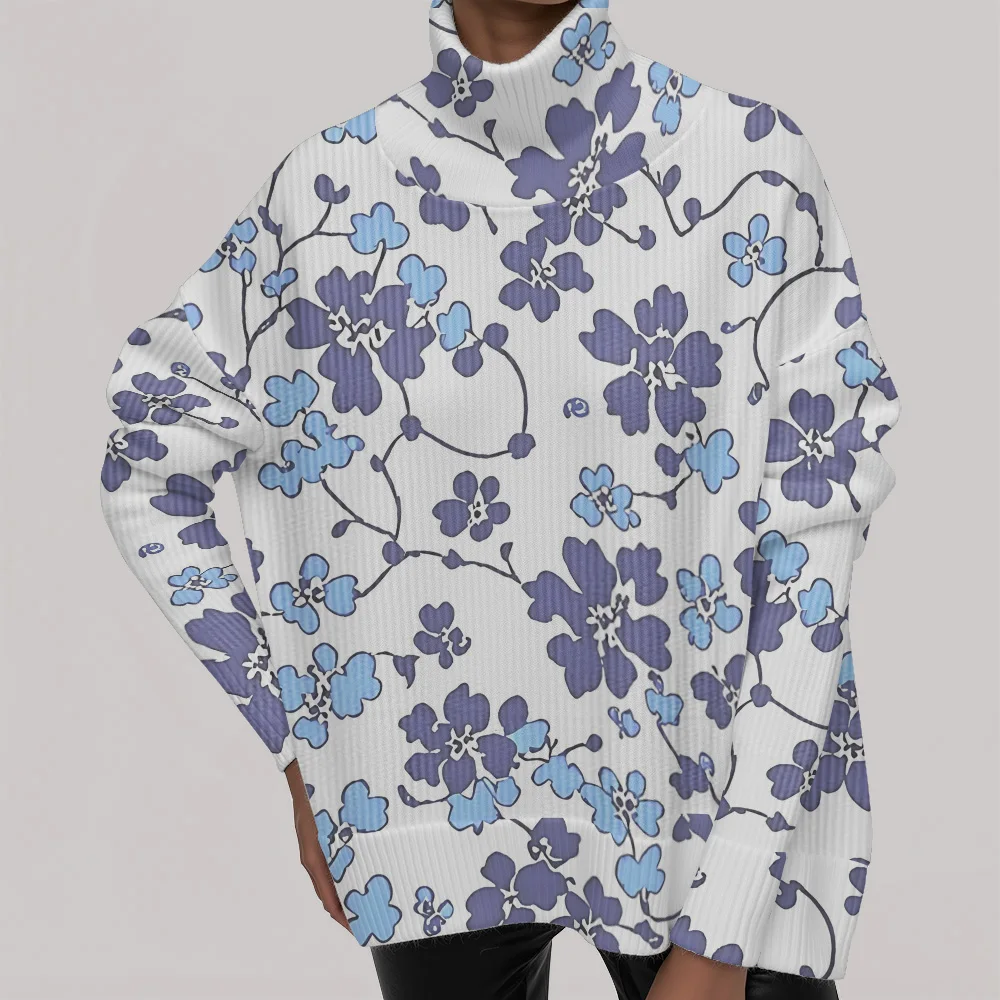 

Водолазка с цветочным узором и длинными рукавами. Светлый повседневный женский свитер с цветочными элементами.