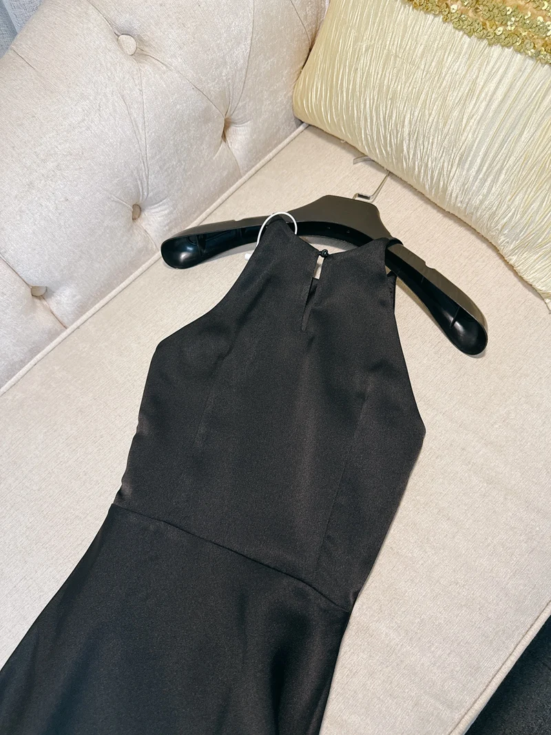 Sukienka satynowa Ele Bla z plisami modelującymi talię i wydłużonym dołem, wysoki stan, midi, dla kobiet.