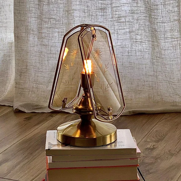 

Американская ретро элитная настольная лампа медного цвета, французское выгравированное стекло, перезаряжаемая декоративная антикварная прикроватная лампа