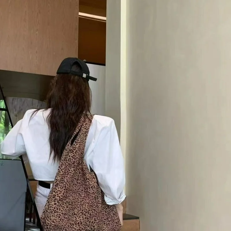 حقيبة يد نسائية مشهورة مصنوعة من الجلد أو كروس أو كتف، أنيقة من المصمم الشهير للسيدات الأنيقات