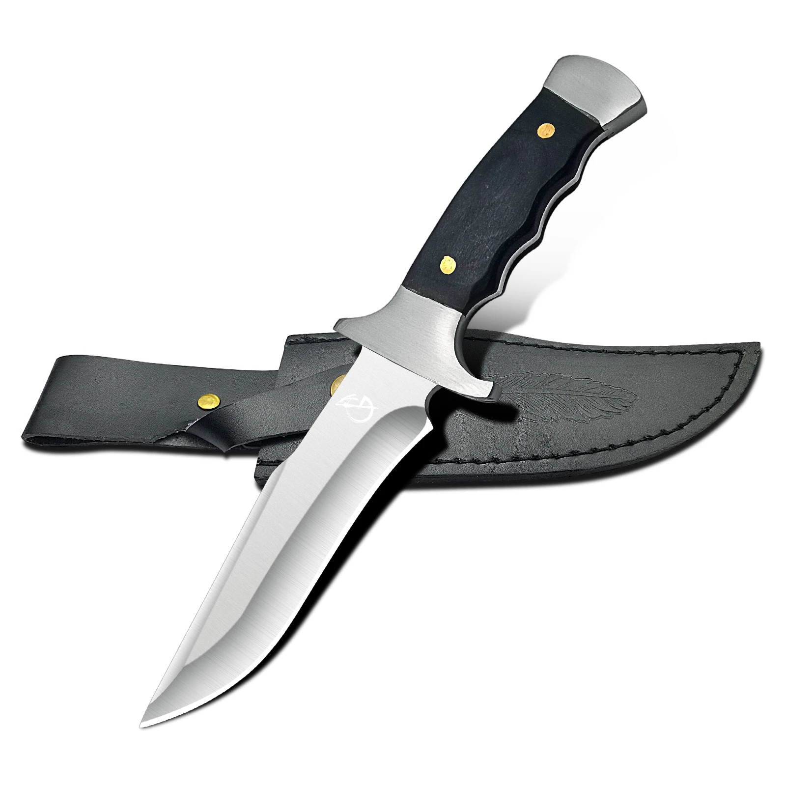 Coltello della collezione artigianale, lama in acciaio inossidabile lucidato, manico ergonomico nero, fodero in vera pelle, motivo decorativo a forma di piuma, utensile manuale versatile per uso