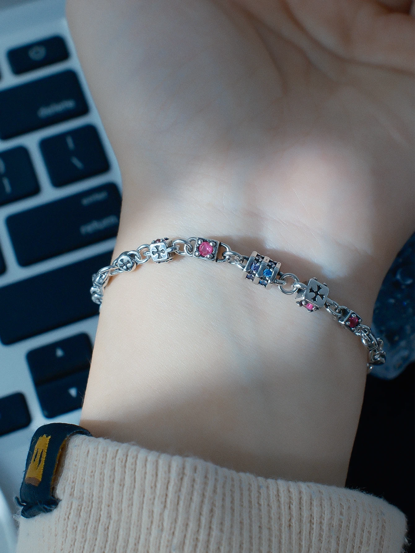Vintage Cross Colorful Zircon Cube Bracelet for Women, Minimalist Style, Light Luxury, Unique, Exquisite Dice, High-End Accessory