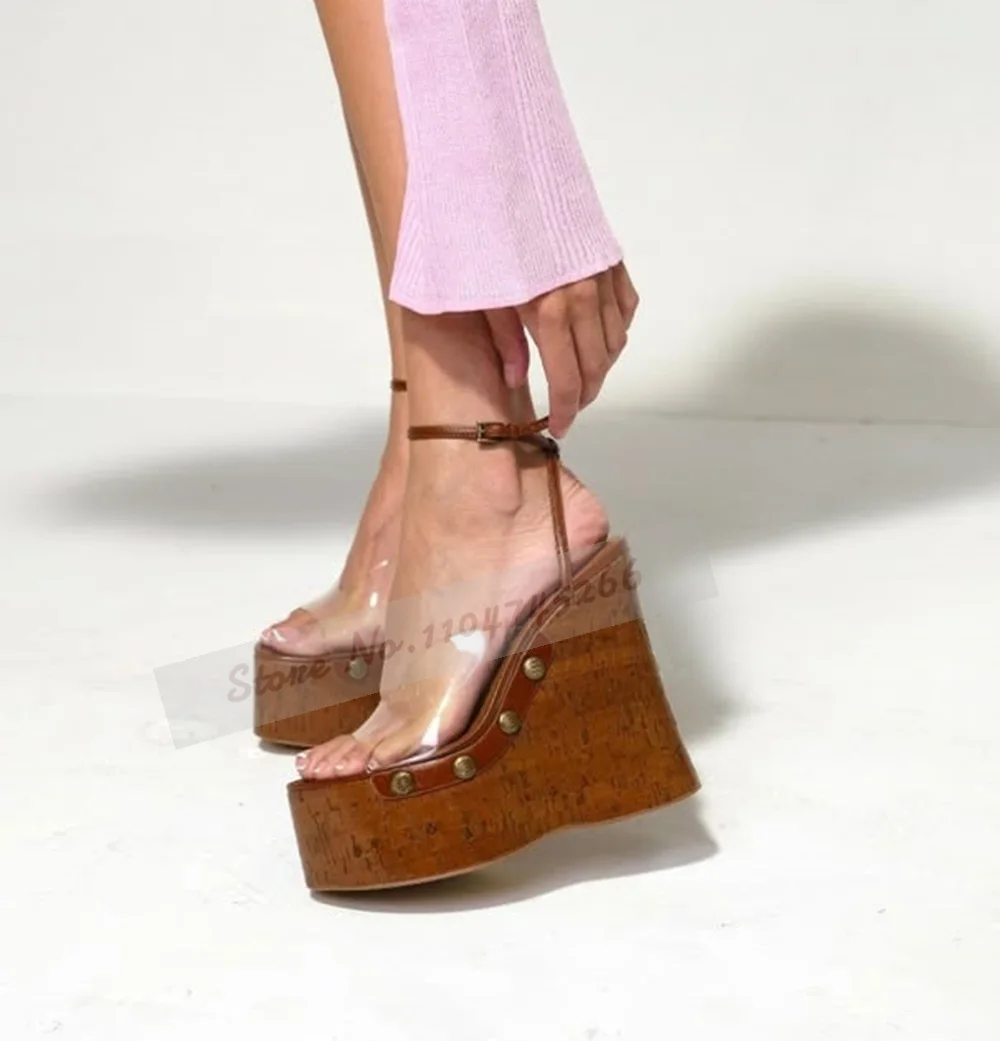 البني نمط خشبي إسفين كعب الصنادل واضح بولي كلوريد الفينيل الفلين الكعوب منصة فستان صيفي أحذية ريترو ستايل زر معدني رصع مضخات