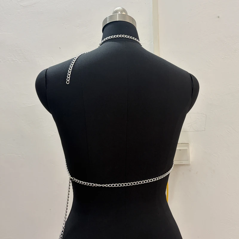 Damen Mehrlagiges Metallketten-Neckholder-Top – Rückenfreies, verstellbares Body Chain Crop Top für Rave, Festival, Party, Nachtclub, Streetwear 2026 – Detail 6