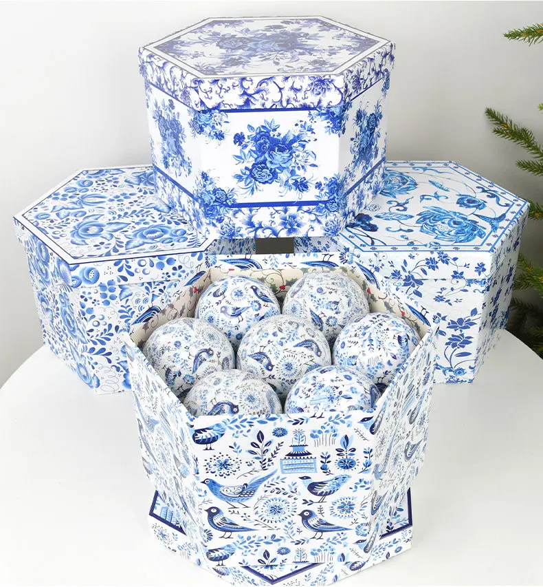 boule-de-noel-en-porcelaine-bleue-et-blanche-motif-creatif-fleurs-et-oiseaux-imprime-en-mousse