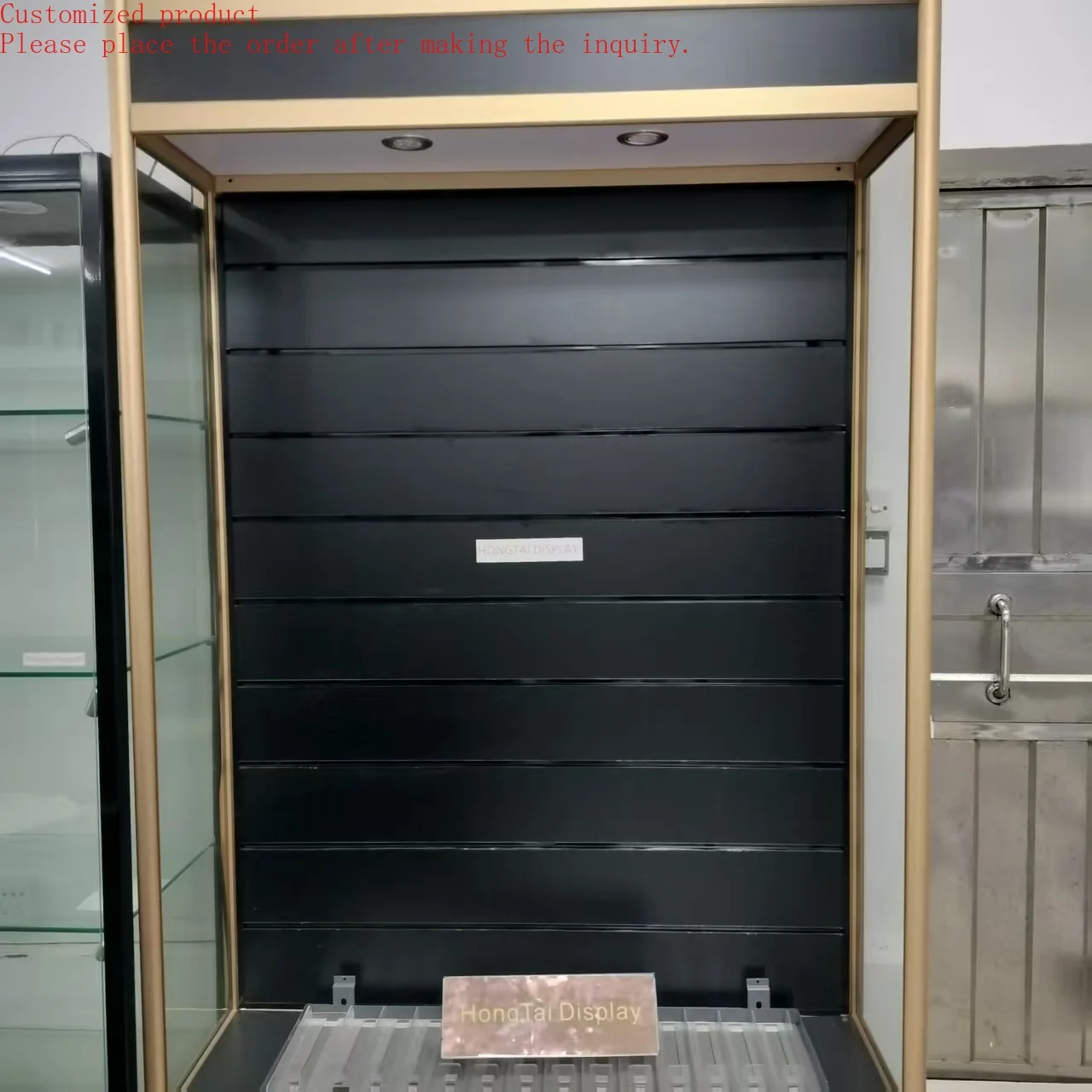 

Custom.Gold Aluminum Frame Wooden Slat Wall Backing With Down Light Smoke Shop Display Store Fixture for Wall Cabinet High Showc