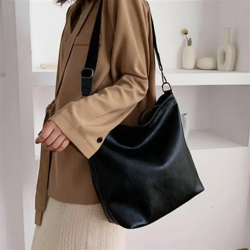 Large Capacity Retro Simple Versatile Pu Soft Leather Shoulder Crossbody Bag for Students Water Bucket Bag for Women