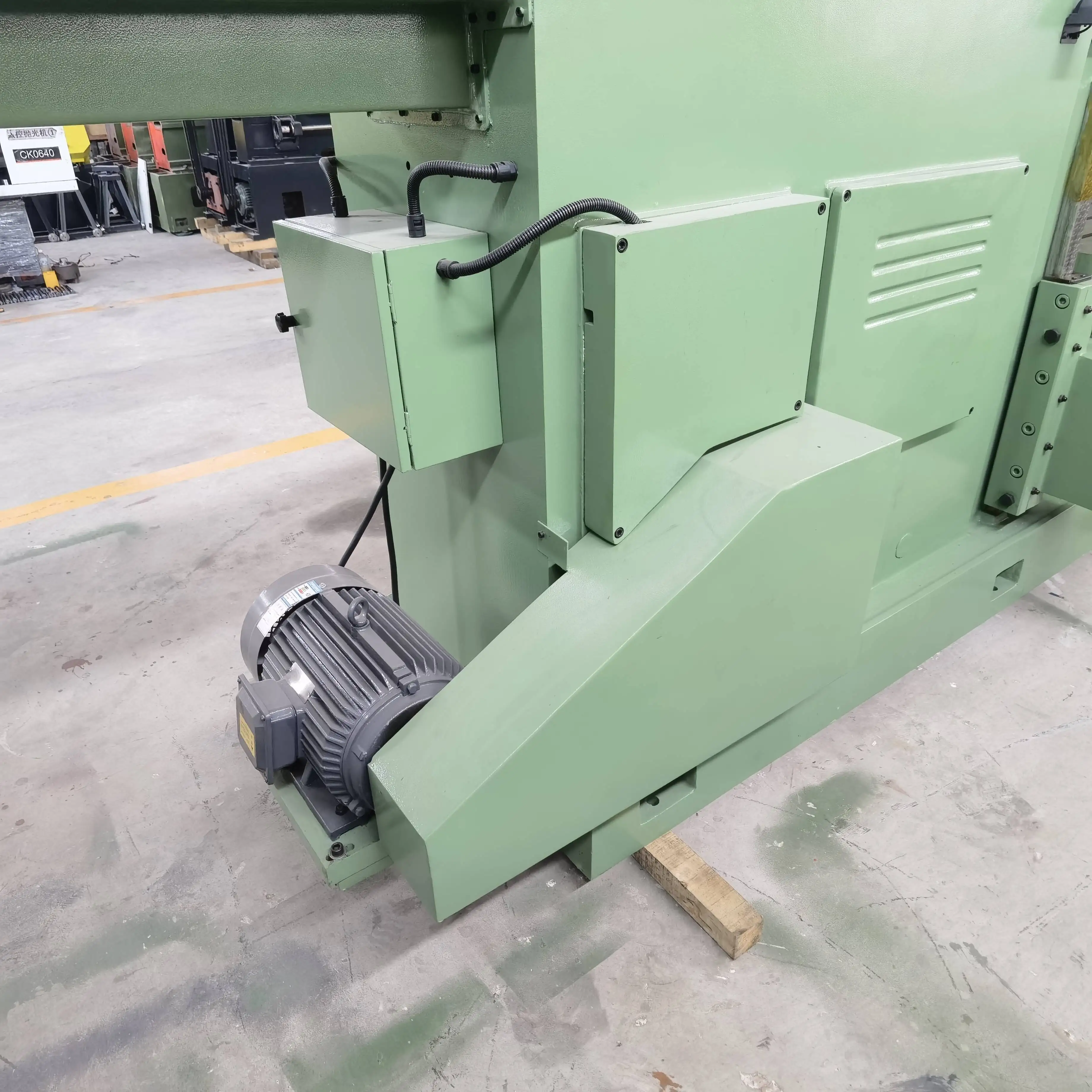 مشكل هيدروليكي أوتوماتيكي بالكامل عالي الجودة Hine Bc60100 مسوي تشكيل معدني أفقي جديد وتشقيط هاينز