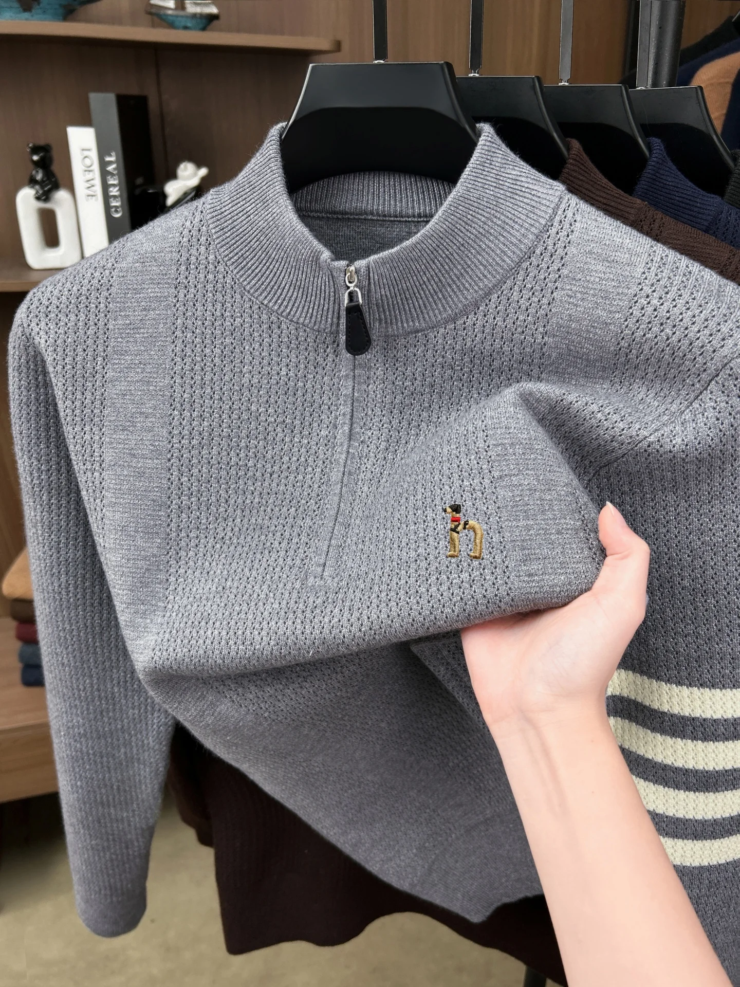 Hochwertiger Pullover mit halbem Reißverschlusskragen für Herren Herbstneuheit klassisches gestreiftes Design exquisite Welpen-Stickerei gestrickter Pullover. – Detail 13