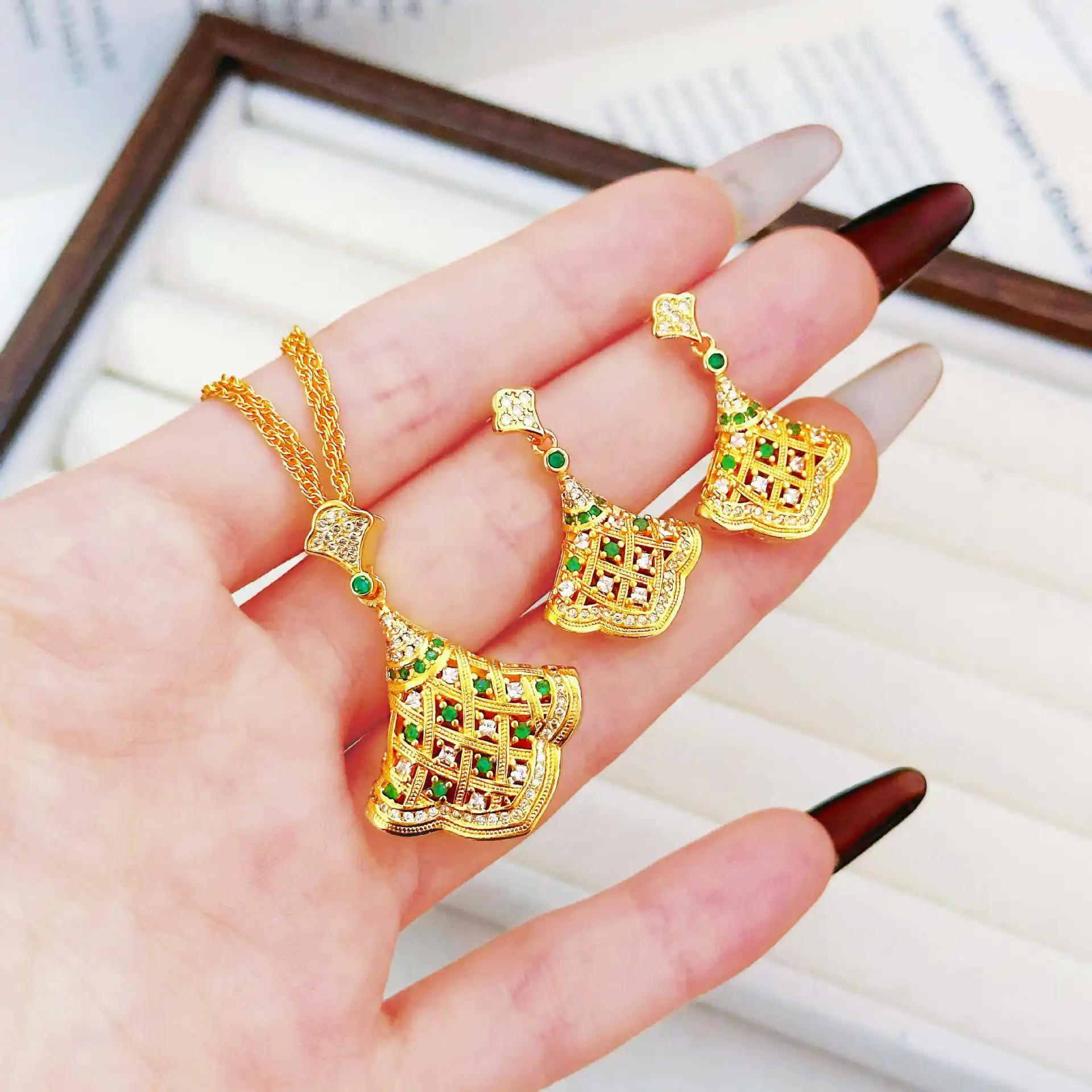 

Золотое колье-подвеска с цветочным узором для женщин: легкая роскошь, нишевый дизайн, высококачественная цепочка на ключицу, модные украшения