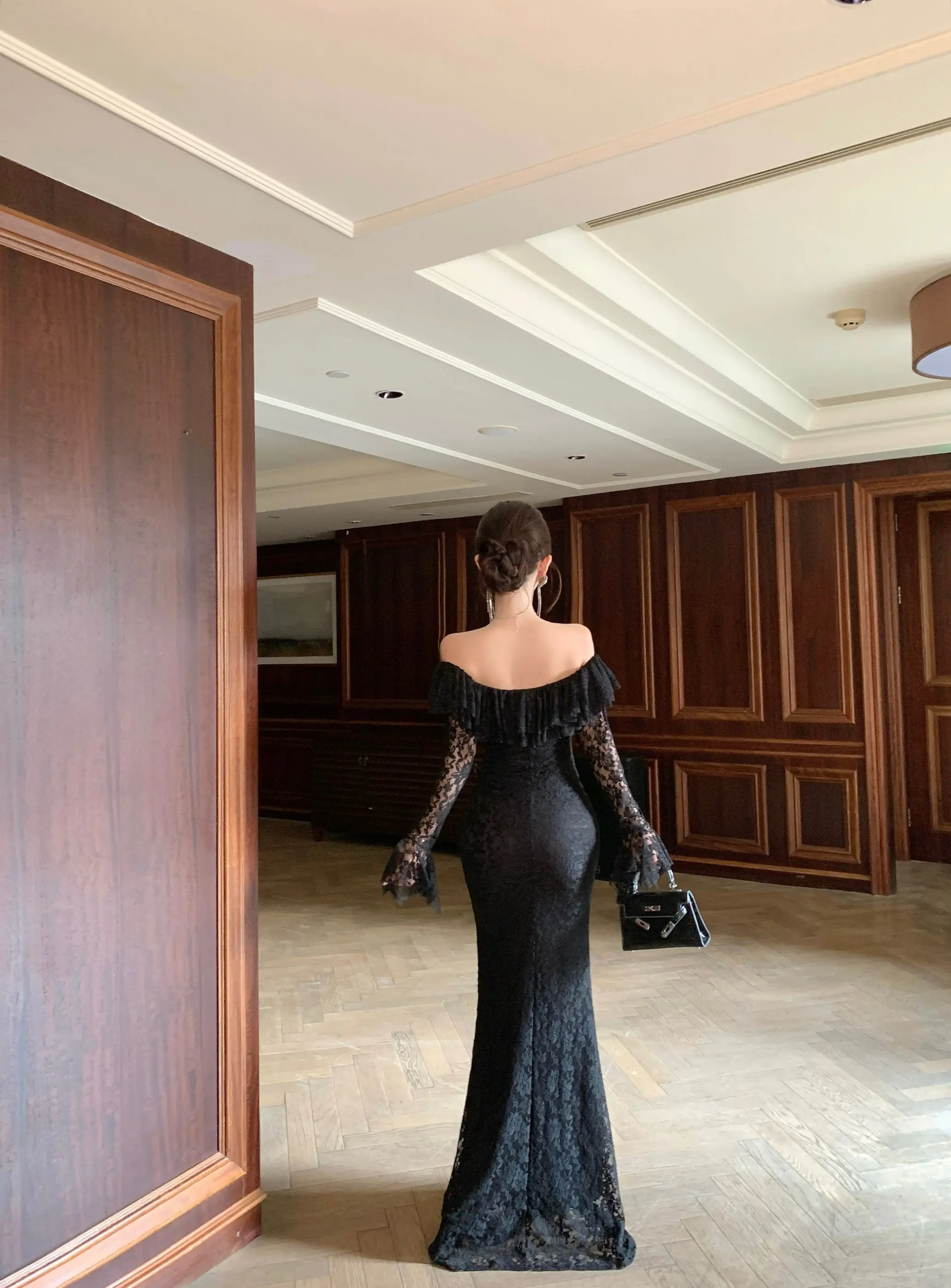 Elegant and luxurious one-shoulder lace floral ruffle dress with a fish-tail skirt, vintage and sexy, perfect for a socialite's ball gown