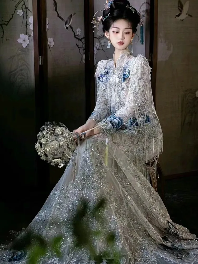

New style of Chinese-style wedding dress with tassels and fish tails bride's toasting