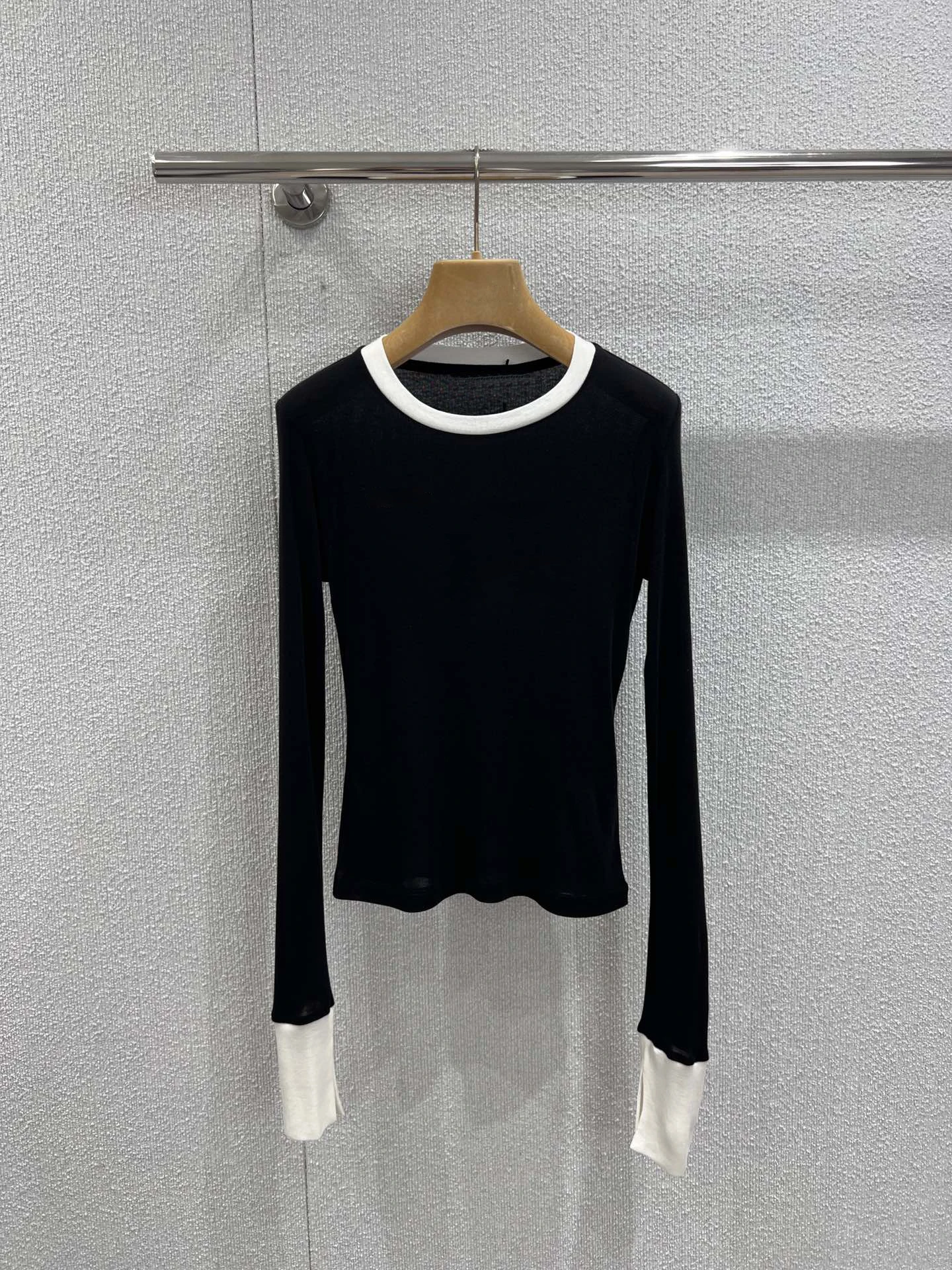 

Premium wool knit tee - slim silhouette, temperature-regulating, pairs with all bottoms. 2025 summer women's new hot