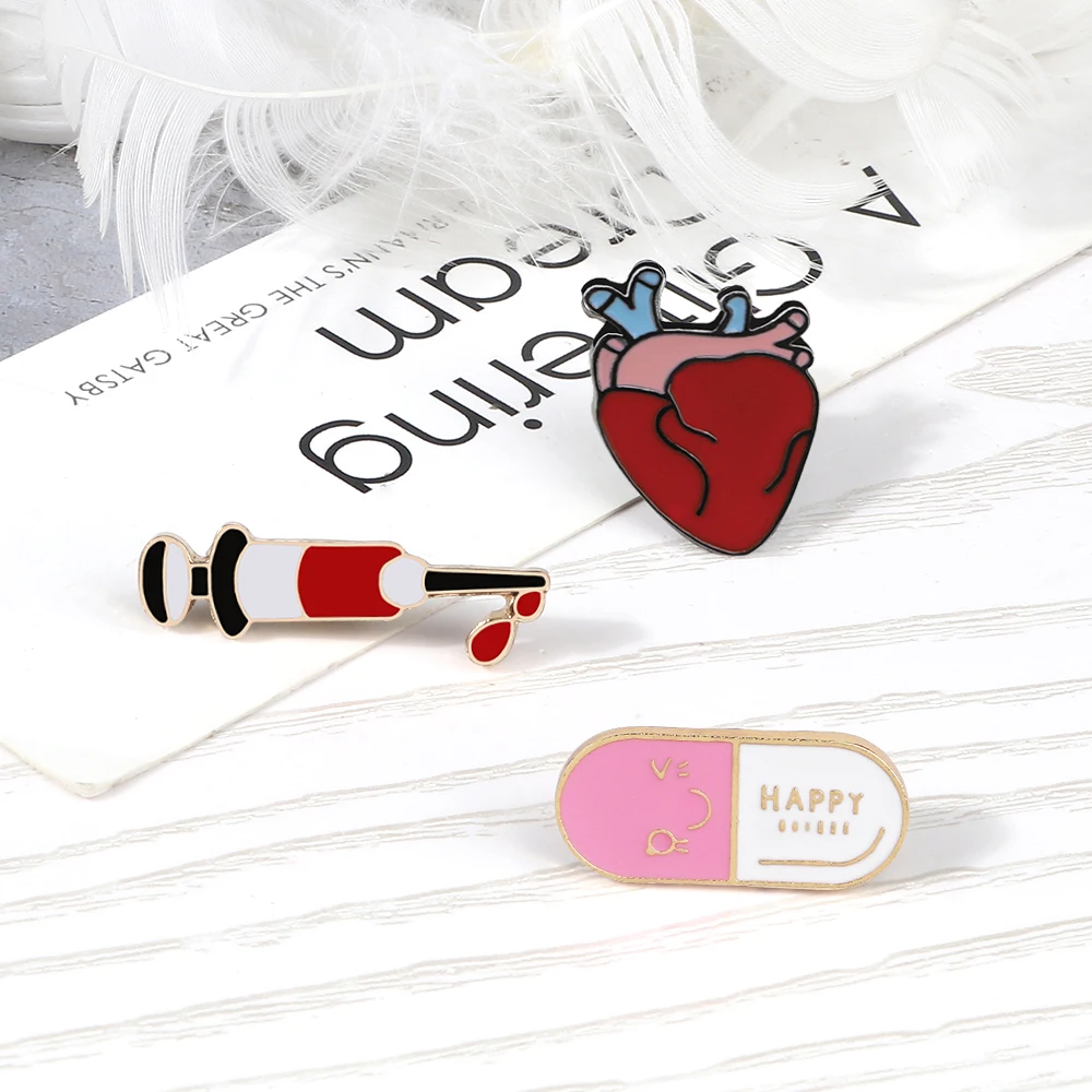 Fashion Medical Enamel Pins Cartoon Heart Medicine Pill Needle Brooch for Doctor Badge Shirt Bag Lapel Pin Jewelry Gift Souvenir