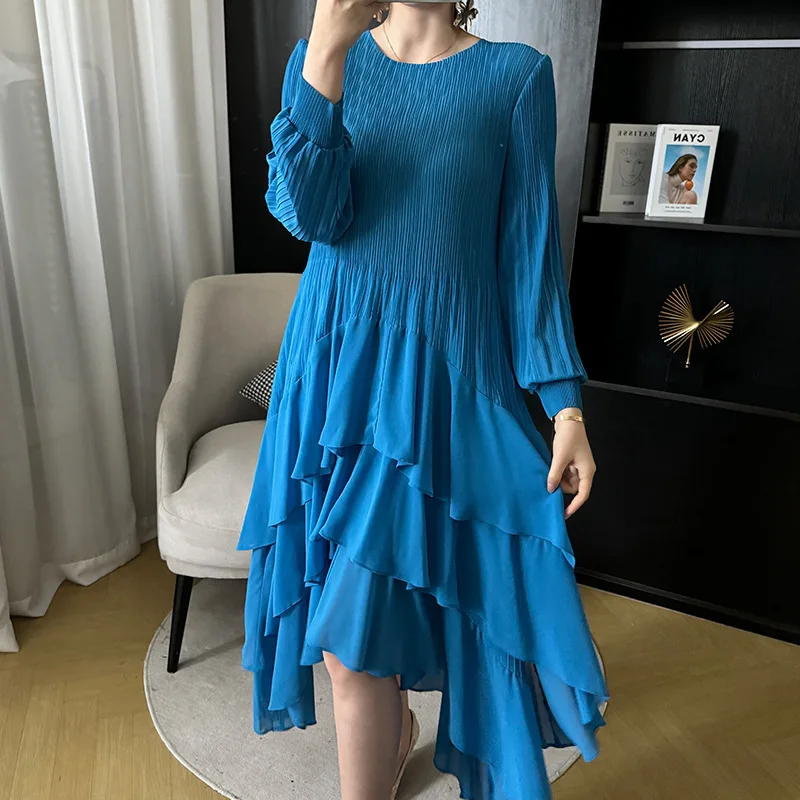 

2024 Spring/Summer Wrinkled V-neck Irregular Skirt Shows Slimming and Covers Meat, Large Elastic, Elegant and Stylish Dresses