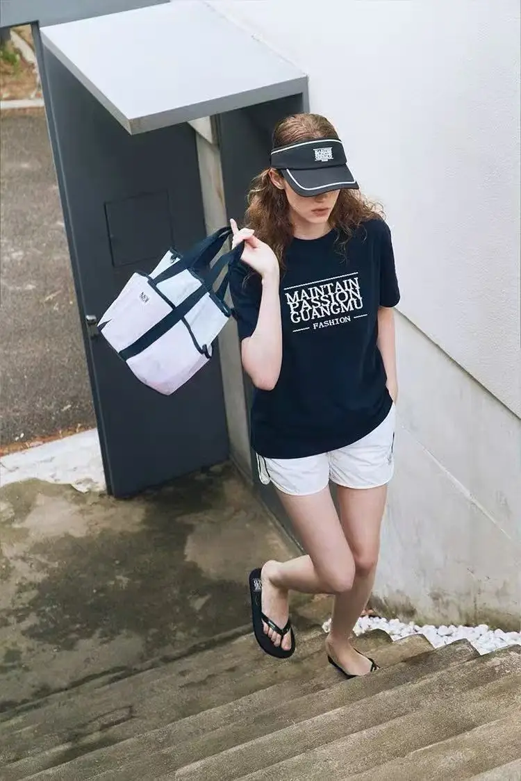 

This Is A Comfortable Pure Cotton T-shirt with Loose Letters, The Same Style As The Korean Version of Marithe and Jennie