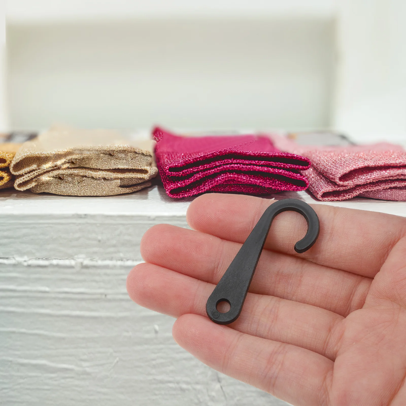 500 قطعة جورب عرض السنانير البلاستيك الأسود J-شكل ل التجزئة الملابس قبعة منشفة عرض الملحقات الصغيرة شماعات التخزين المنظم