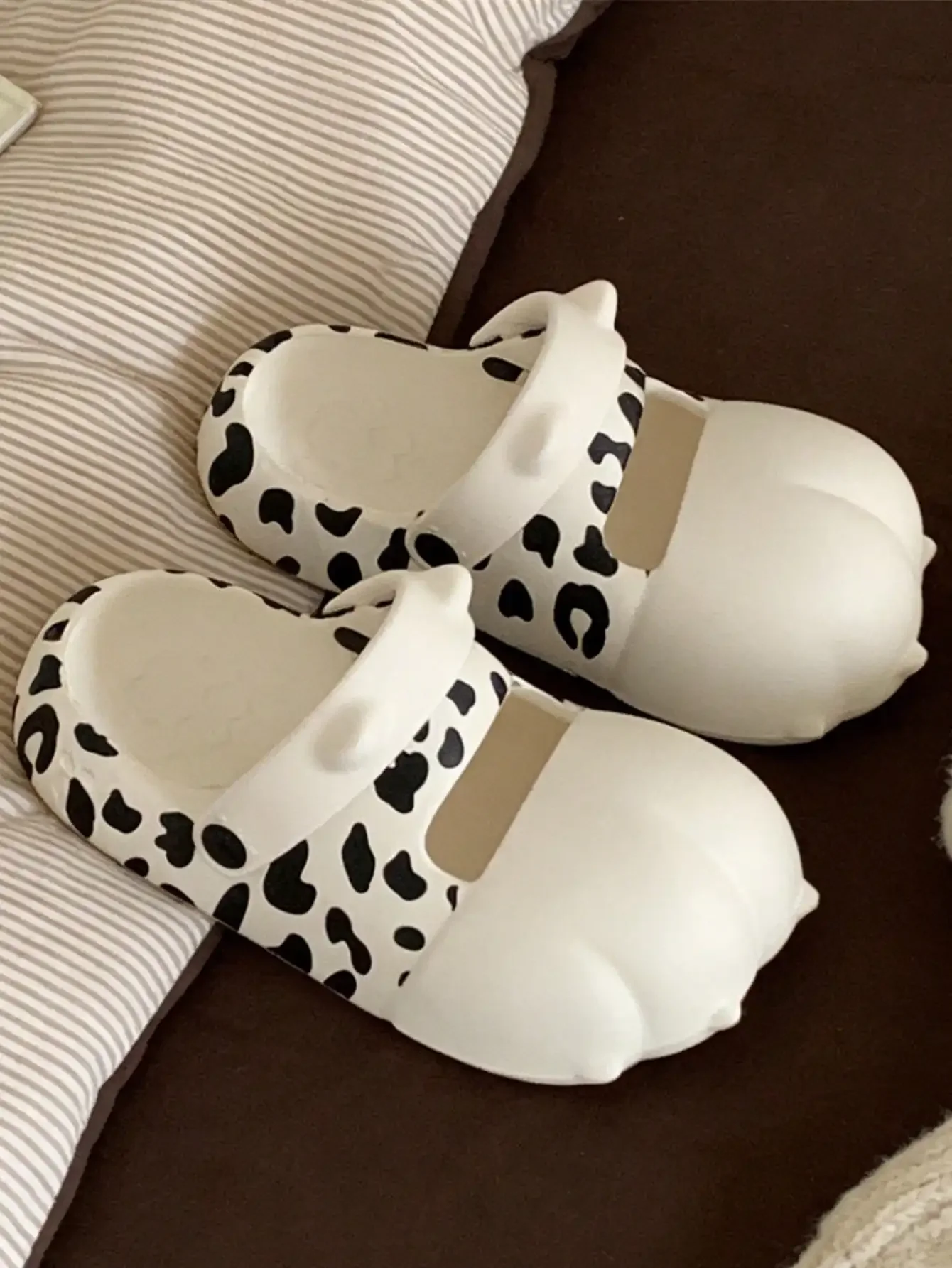 Sommer Neue Plateau-Pantoletten für Damen, modische, weiche EVA-Pantoletten mit Farbblockierung und geschlossener Zehenpartie, Outdoor-Strandschuhe, Katzen-Tabby-Muster – Detail 7