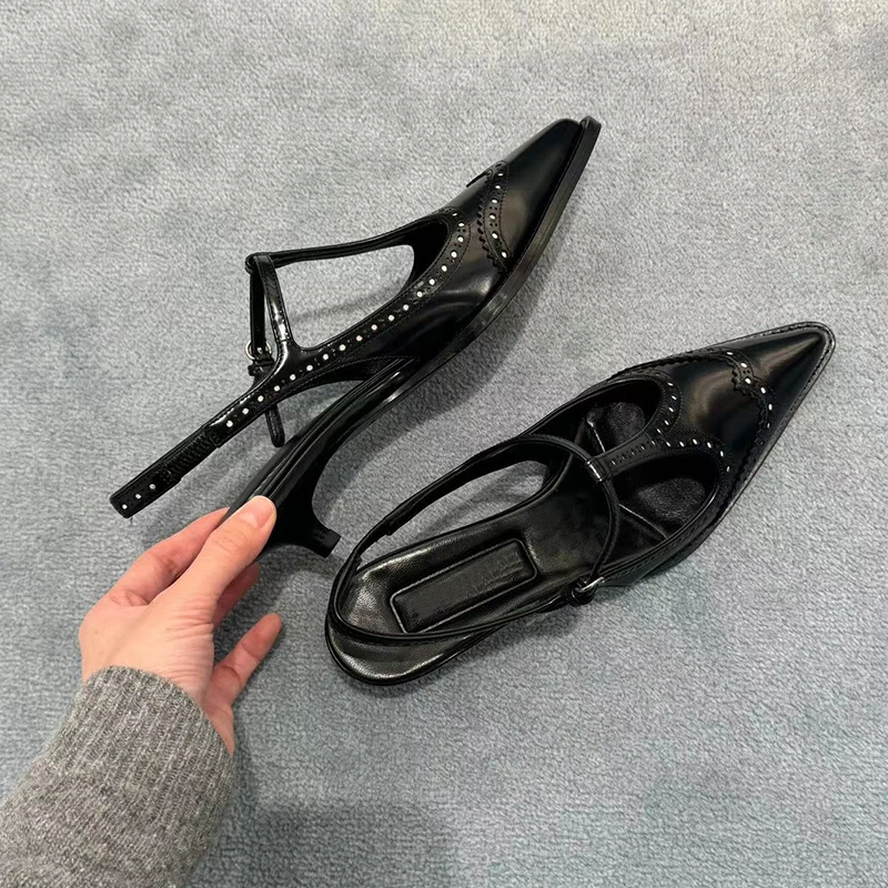 New Retro Pointed Toe Women Marry Jane Shoes Block Carved Pattern Suspended Heel Buckle Strap Design Pump Shoes