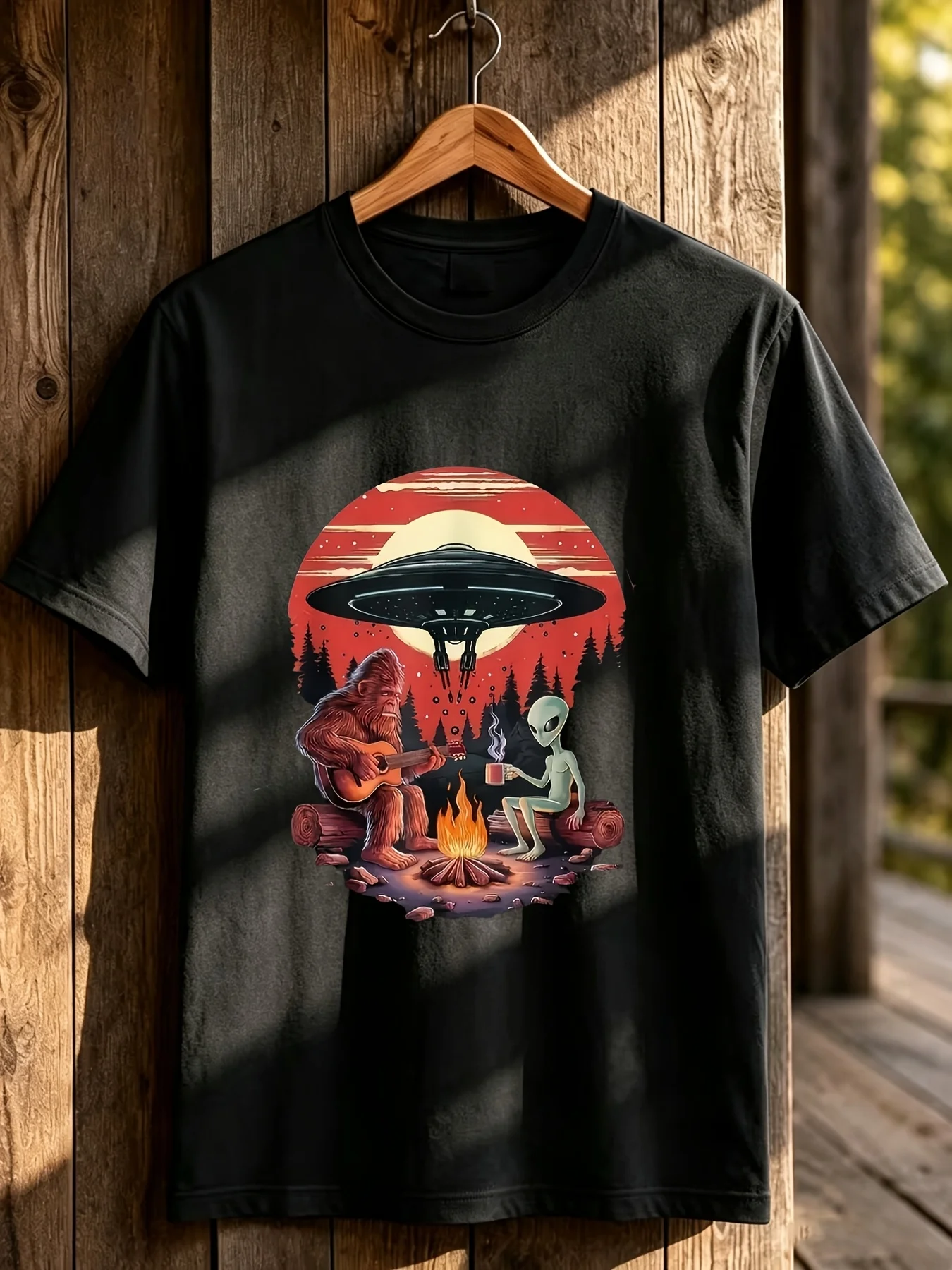 Men's T-shirt, Including Alien and Sasquatch Campfire Pattern Design, Loose Round Neck Short Sleeve, Specially Created for Outdoor Enthusiasts, Pure Retro Casual Short Sleeve T-shirt, Round Neck with Printed Pattern, Plus Size.