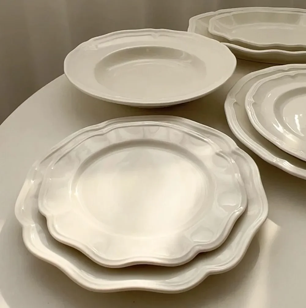 Livetai French Retro Style White Embossed Ceramic Plate with Lace Trim, Restaurant Display Tableware for Dining Serving