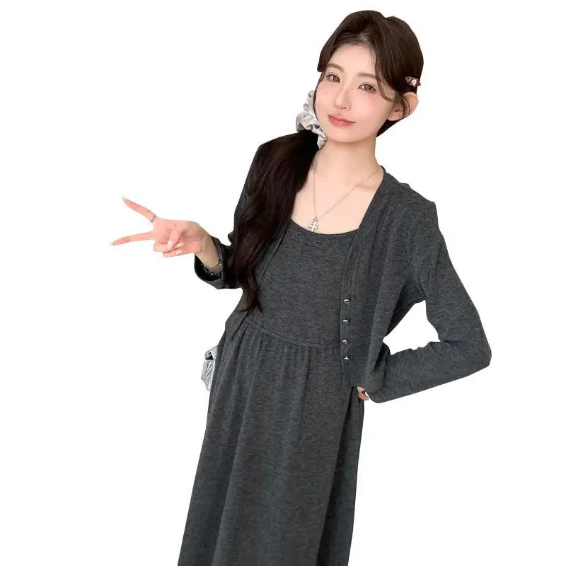 Traje de maternidad 2025, nuevo estilo, versión coreana, vestido tejido con tirantes de temperamento suave y cárdigan de manga larga, conjunto de dos piezas