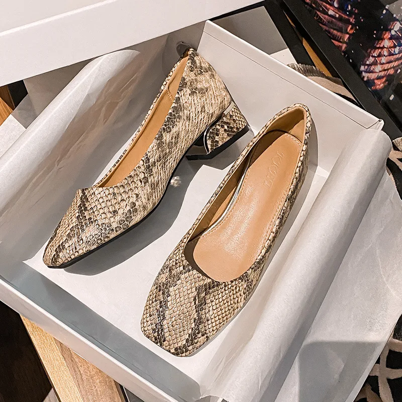 

Женские туфли из змеиной кожи с квадратной головкой и неглубоким носком, туфли большого размера на массивном каблуке, на среднем каблуке