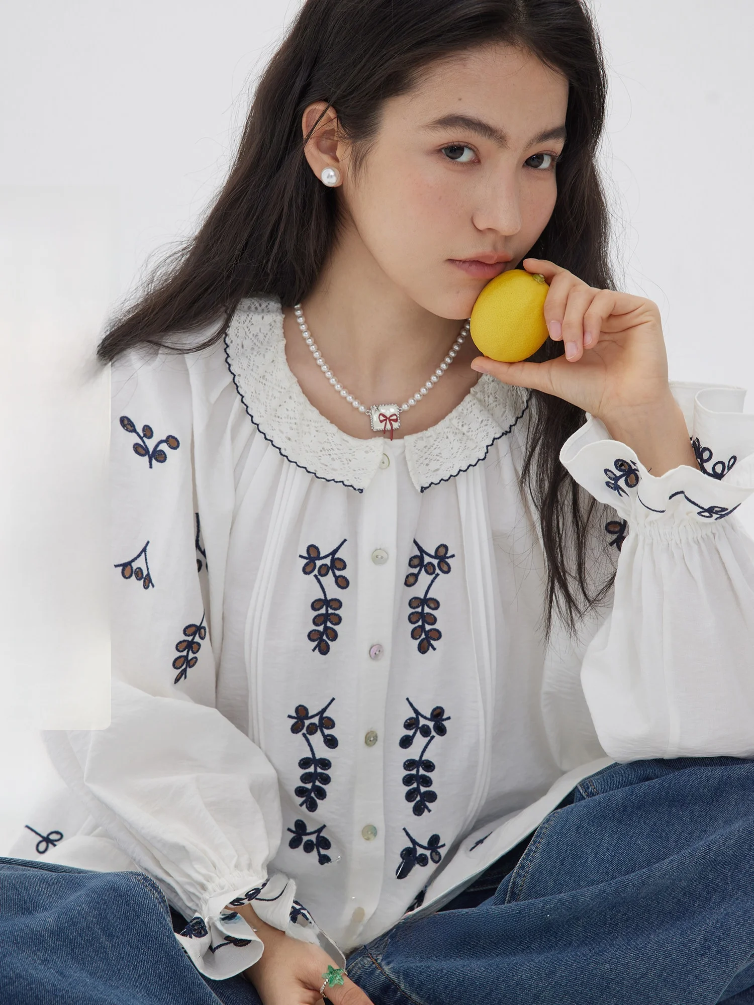 

Белая женская блузка ORWhite с объемной вышивкой, весенняя, с цветочным узором, винтажная, для повседневной носки, с длинным рукавом, свободного кроя, из смесового хлопка