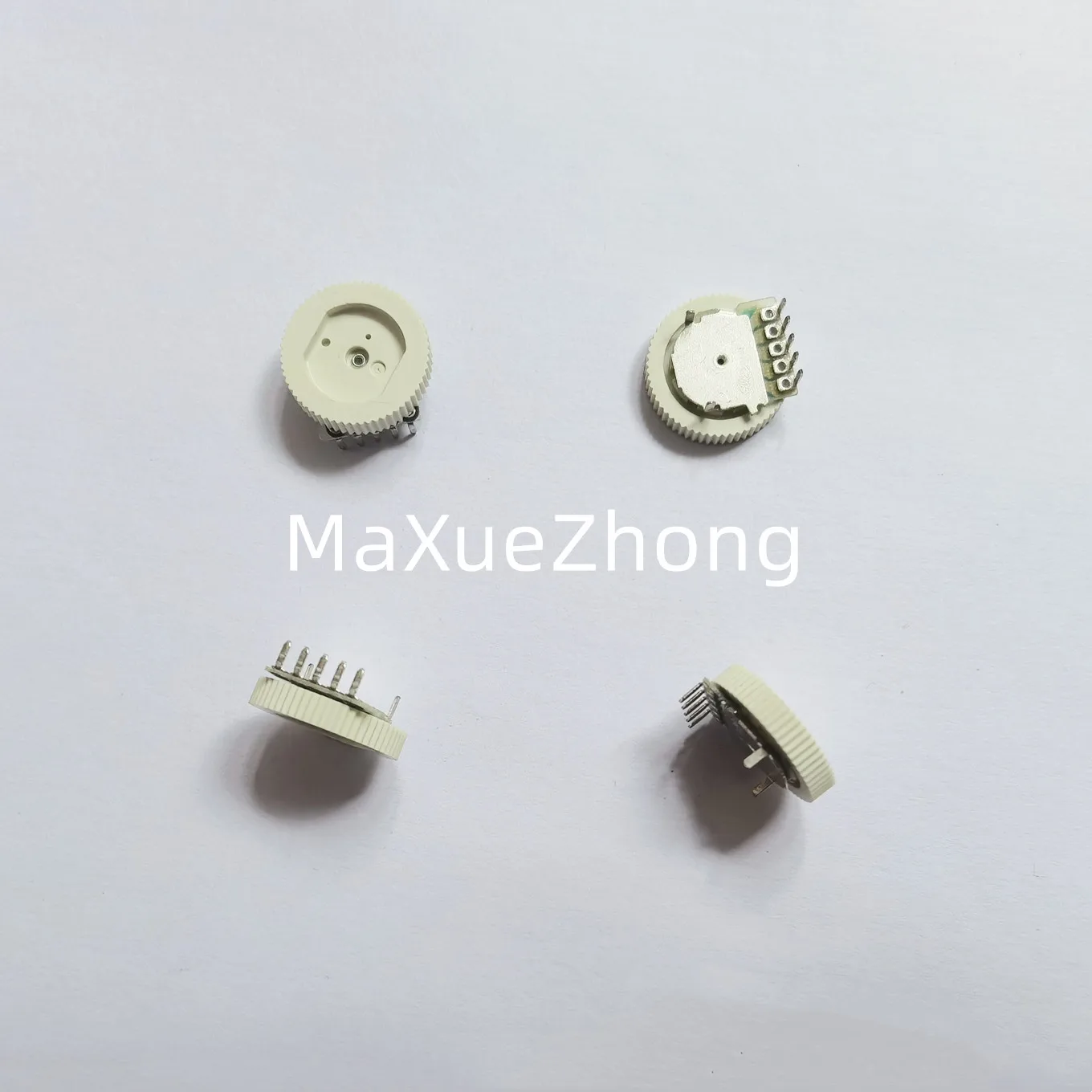 

Оригинальный новый 100% A10K * 2 двойной радио MP3 MP4 поясное колесо циферблат шестерни потенциометр 16*3 мм ПЕРЕКЛЮЧАТЕЛЬ