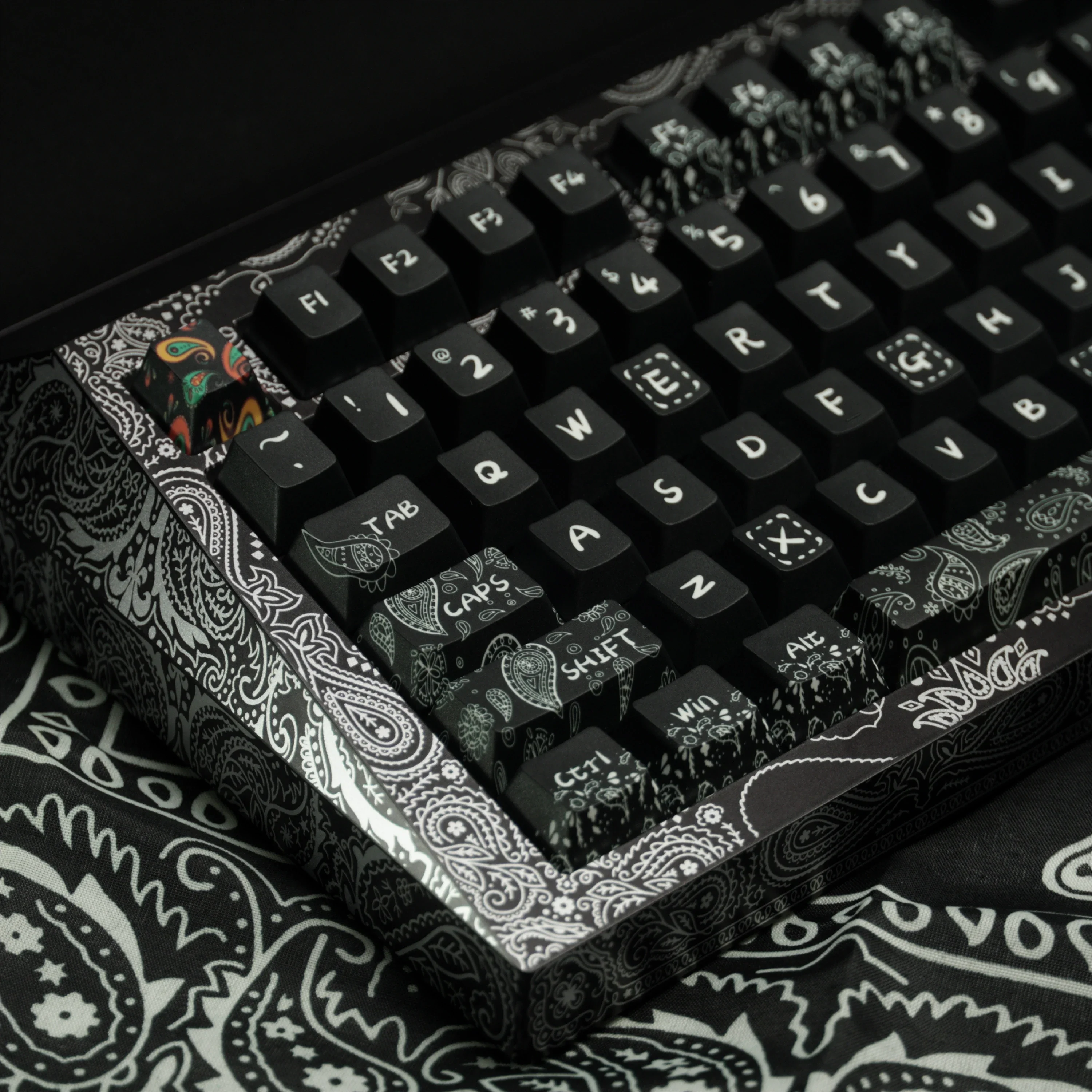 

Cashew flower keycap Yuan Yuan Peripheral PBT keycap Hot sublimation keycap Customized keyboard Original height Black