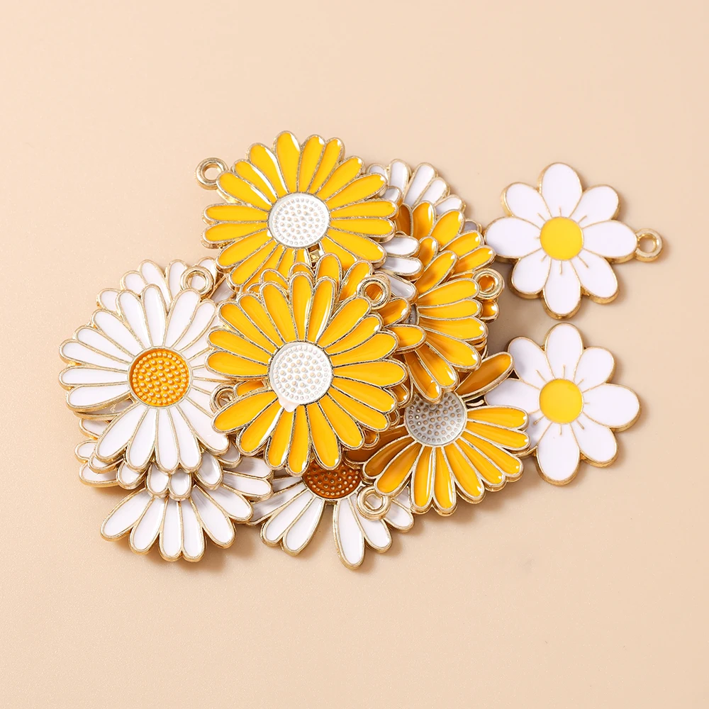 Leslie 10 Stück Emaille-Anhänger in Weiß und Gelb mit Gänseblümchen-Motiv für die Herstellung von Halsketten, Ohrringen, Armbändern, Charms, DIY-Schmuckzubehör – Detail 2