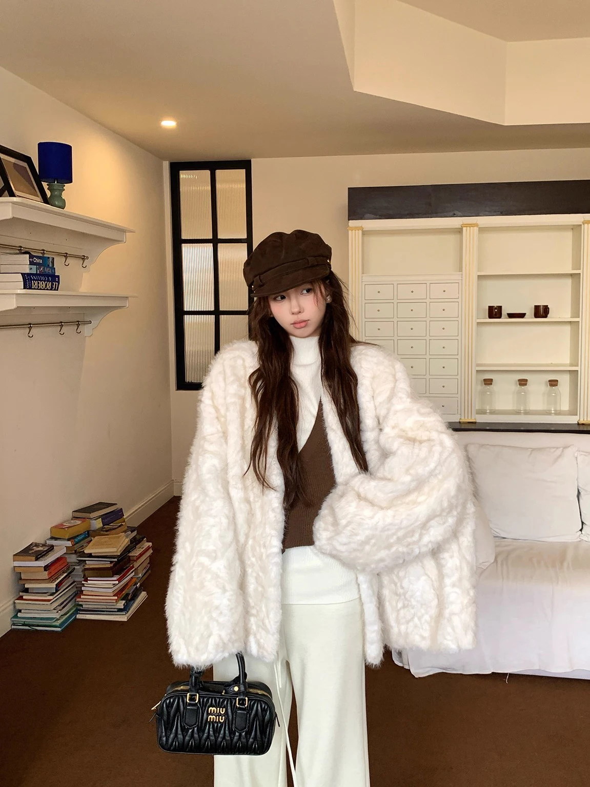 

Новая весенняя женская куртка из мягкой хлопковой ткани с кожаными и меховыми вставками, теплая, свободного кроя, в корейском стиле, с длинными рукавами и V-образным вырезом.