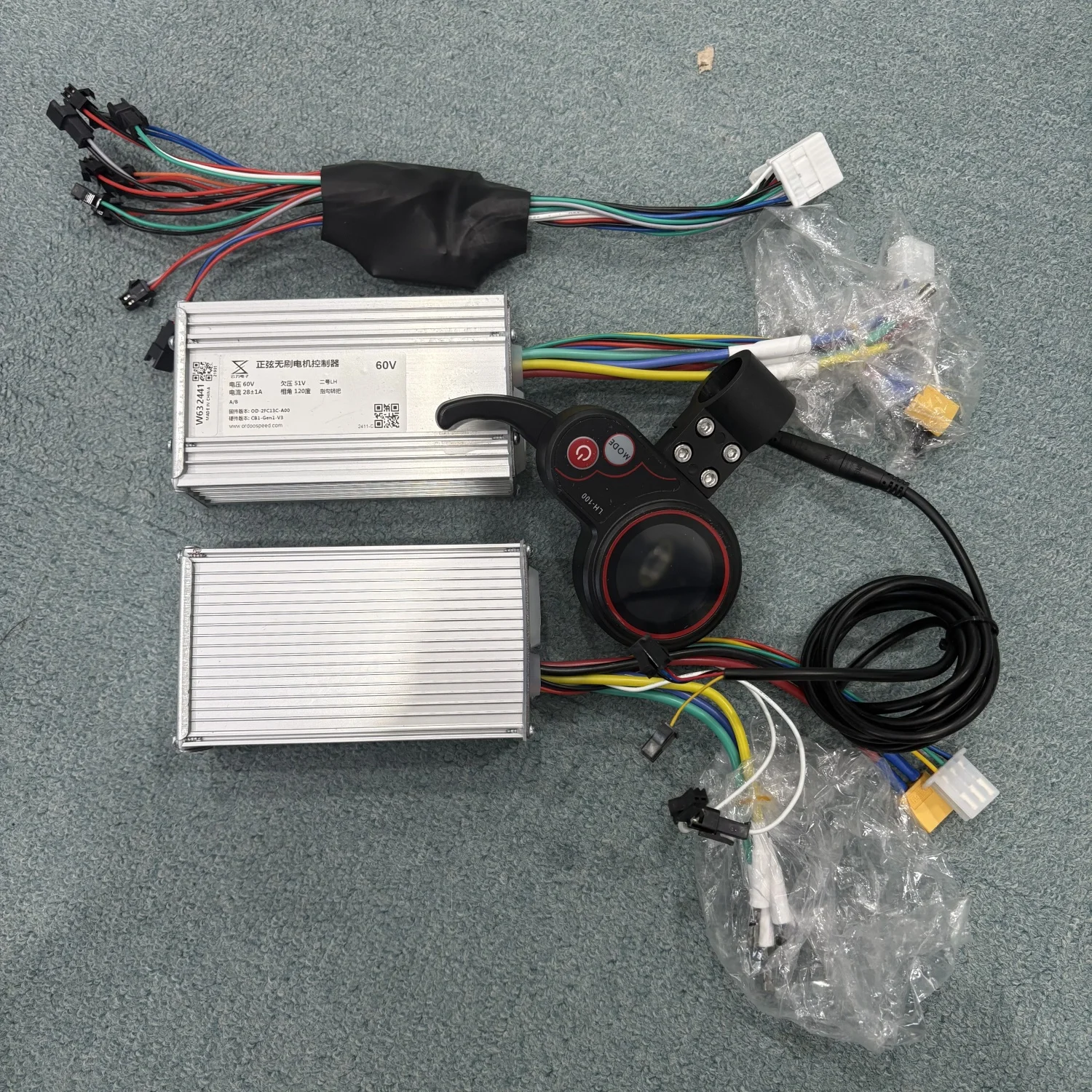 

Dual Motor Yunli 60V 28A Brushless Motor Controller A B Front Rear Drive Electric Scooter Controller Kit With Throttle Display