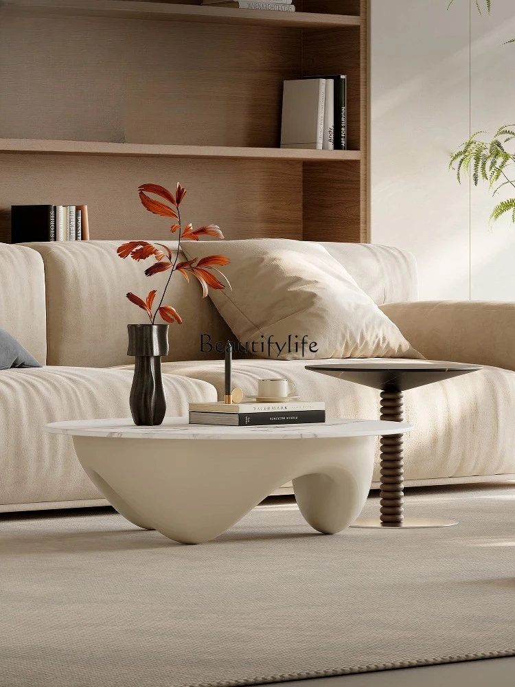 Moderne, schlichte Couchtischkombination aus Steinplatten