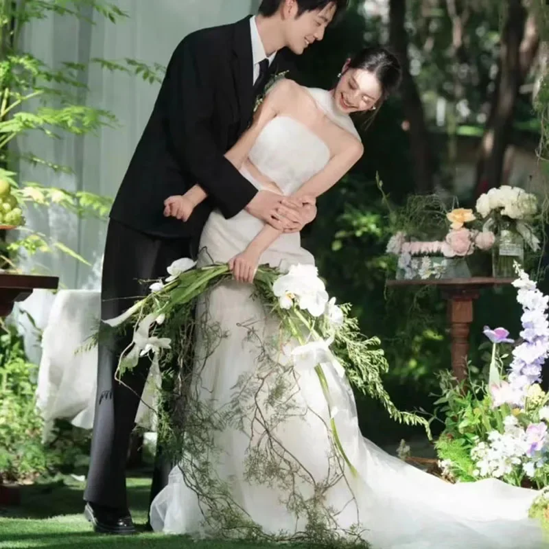 Simulation flower Phalaenopsis Mori leaf crescent moon bouquet bride wedding photo outdoor