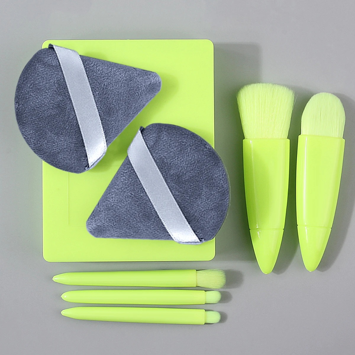 Conjunto de mini pincéis de maquiagem macios, 5 peças + 2 peças de sopro de pó triangular dupla face + 1 peça de ferramentas de maquiagem com caixa de armazenamento de espelho