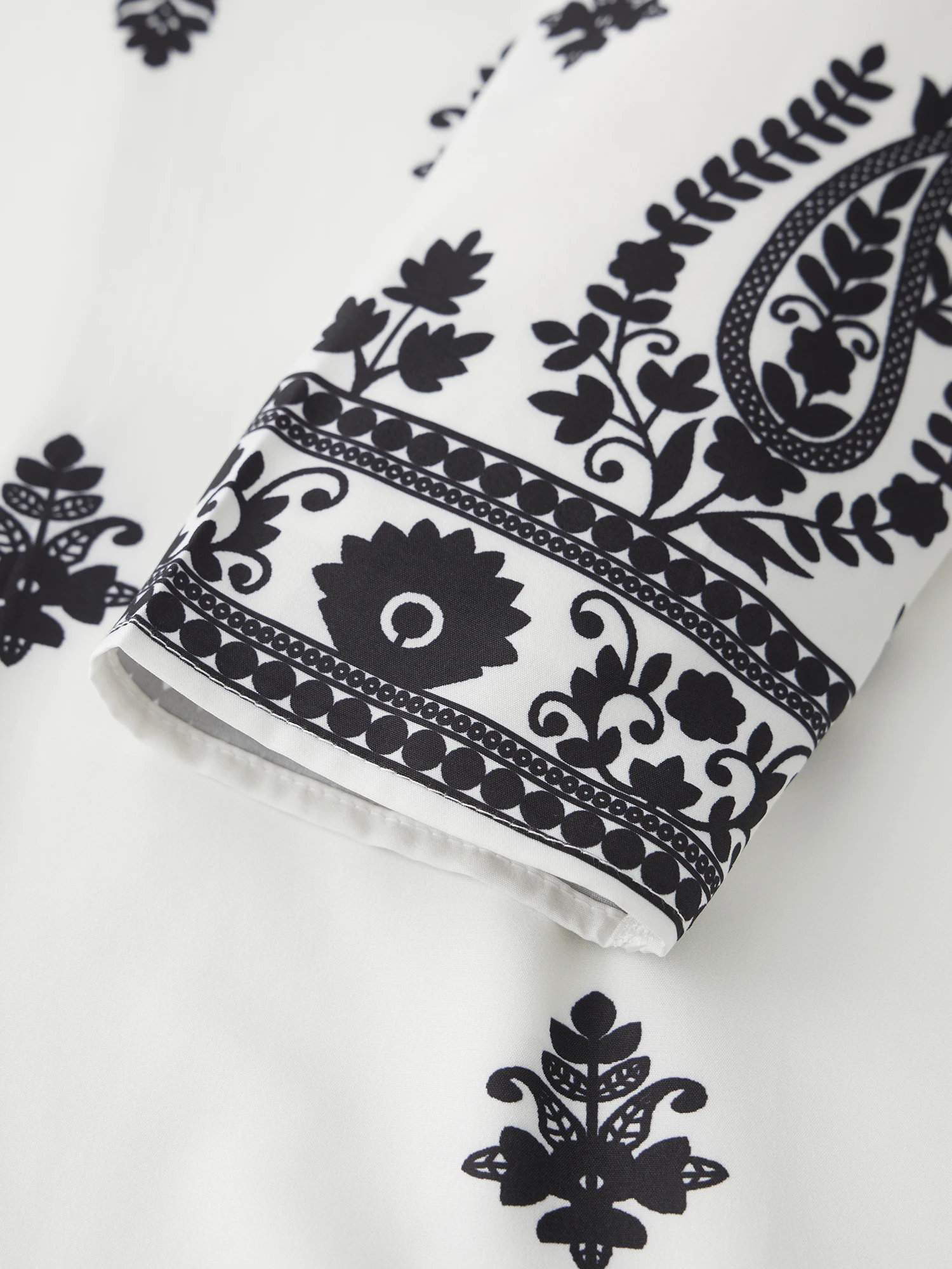 

Женский укороченный топ с открытыми плечами в стиле бохо и широкие брюки с высокой талией и цветочным принтом - повседневная одежда для отдыха